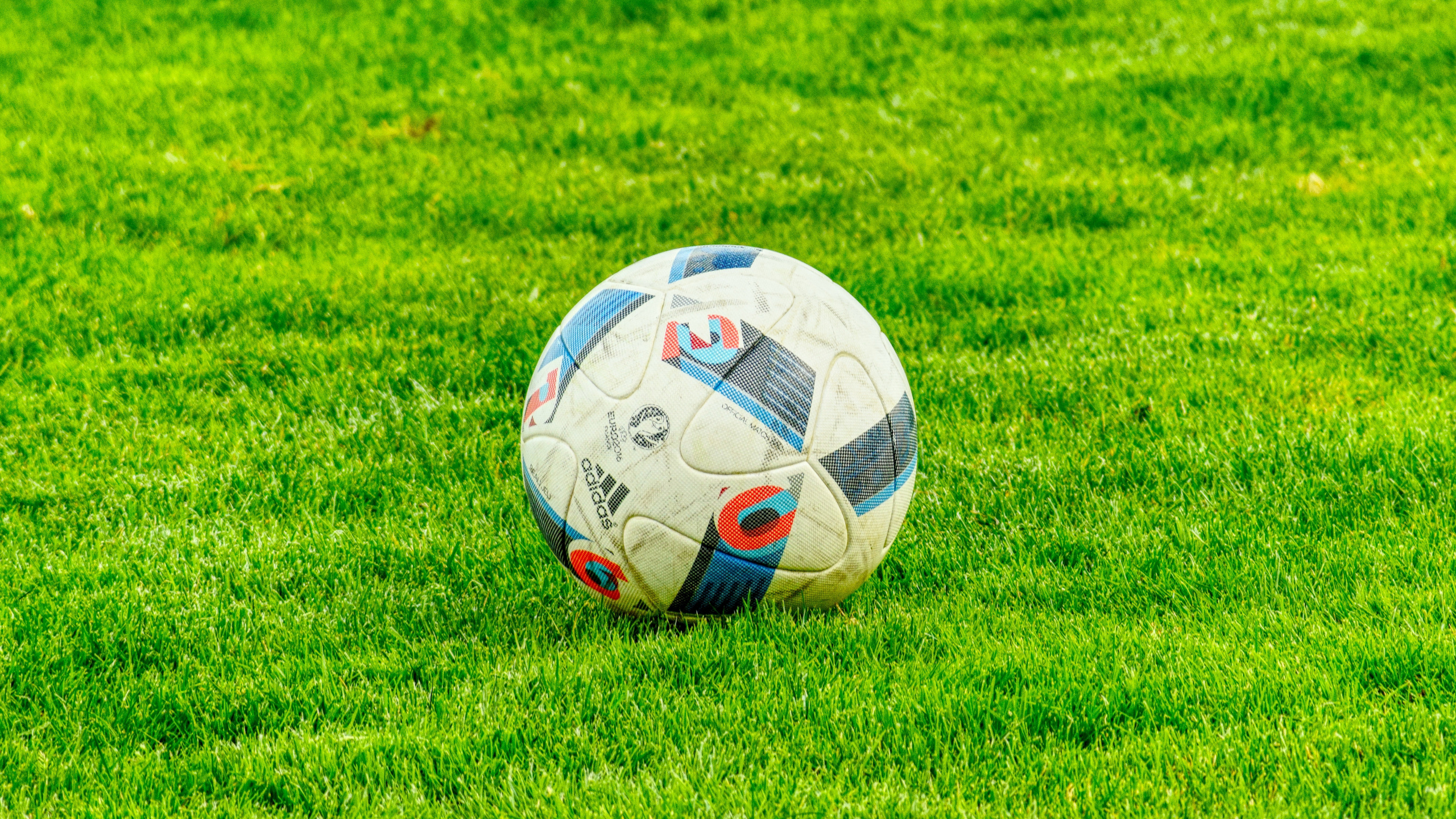 Обои футбольный мяч, футбол, мяч, футбольный, международные правила футбола в разрешении 2560x1440