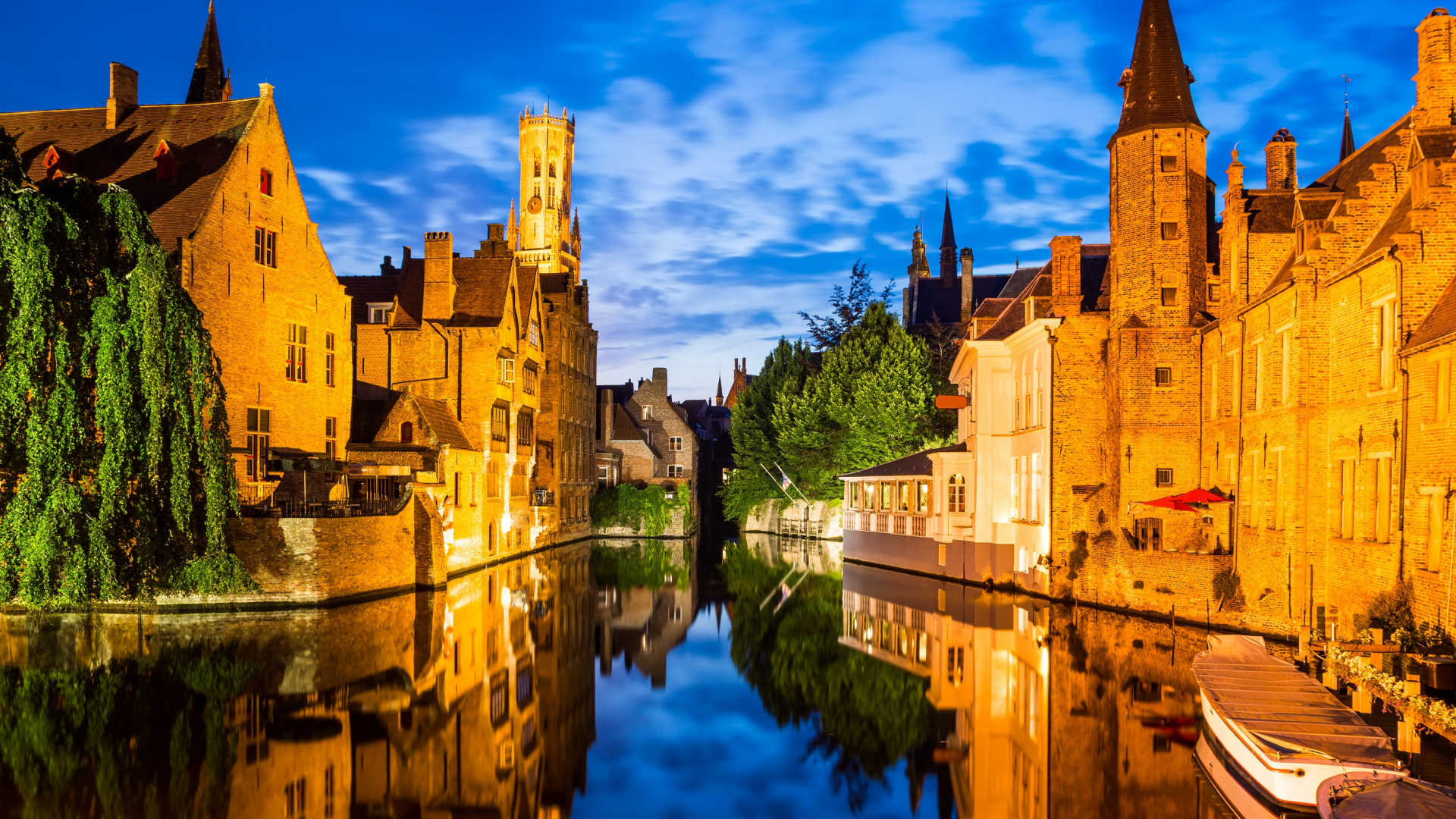 Обои Колокольни Брюгге, Розенхоедкай, Исторический центр Брюгге, водный путь, отражение в разрешении 1920x1080