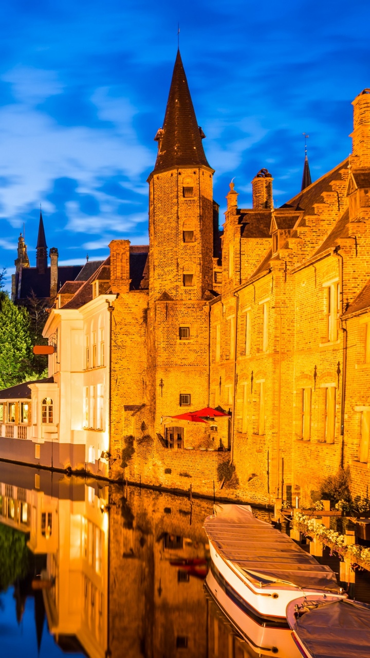 Обои Колокольни Брюгге, Розенхоедкай, Исторический центр Брюгге, водный путь, отражение в разрешении 720x1280