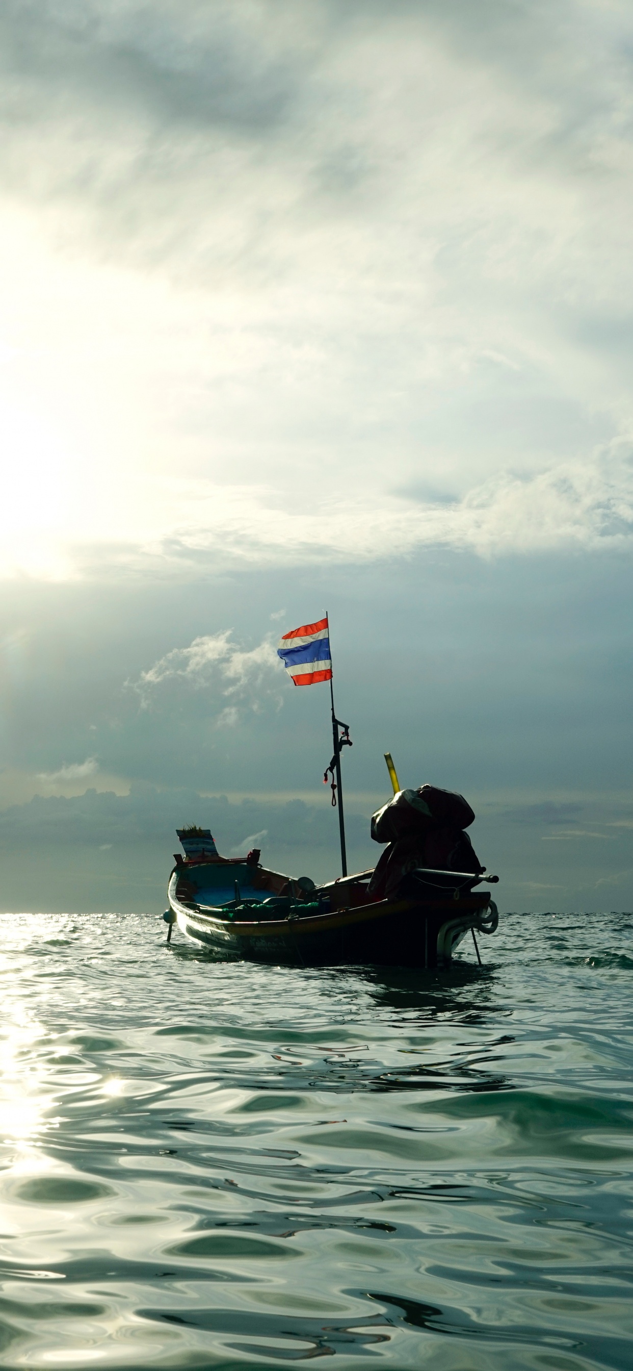 Обои море, вода, океан, горизонт, лодка в разрешении 1242x2688