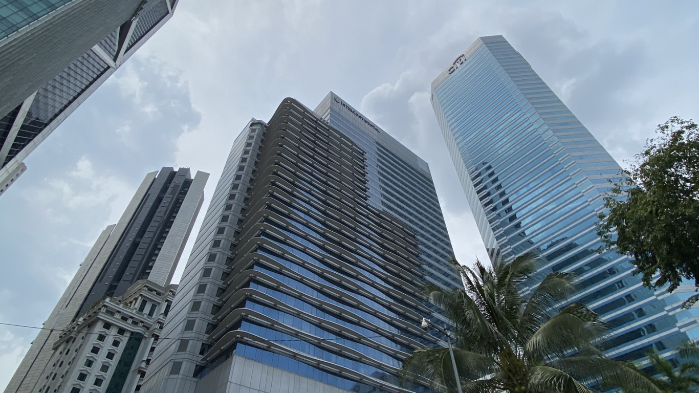 Обои небоскреб, дневное время, башня, город, коммерческое здание в разрешении 1366x768