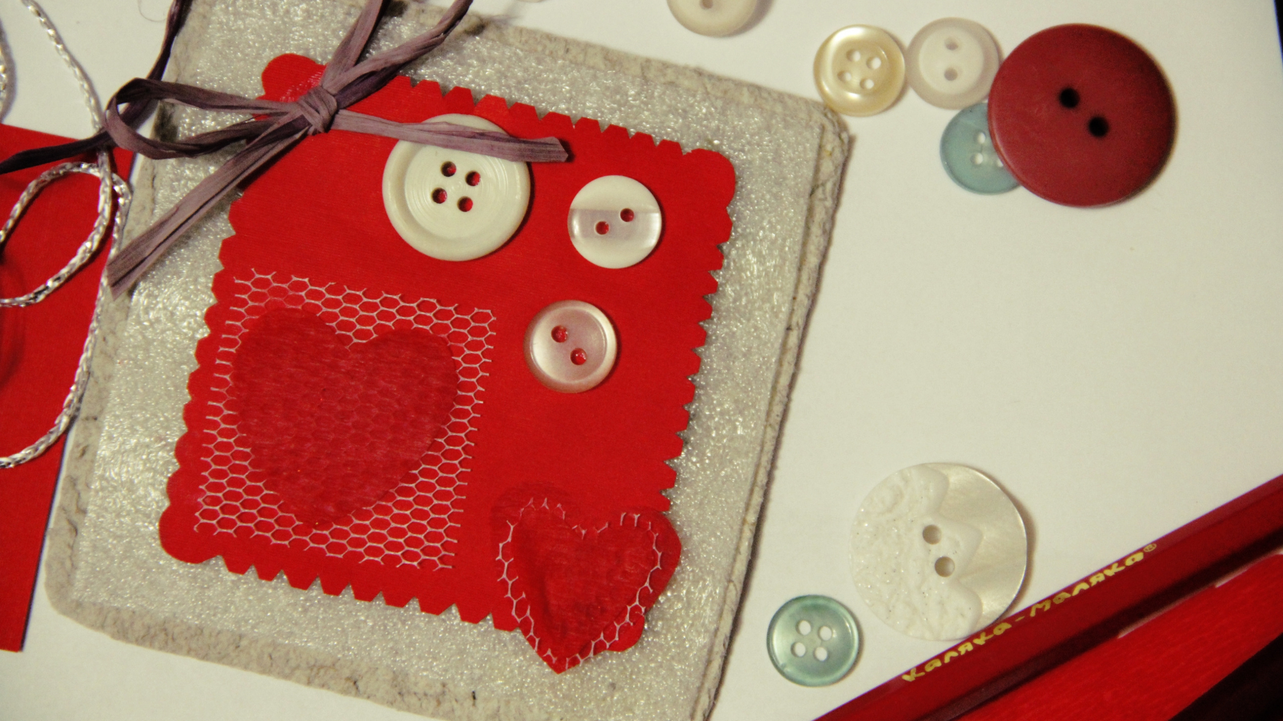 Обои ткань, кнопка, красный цвет, красный, пассмантери в разрешении 2560x1440