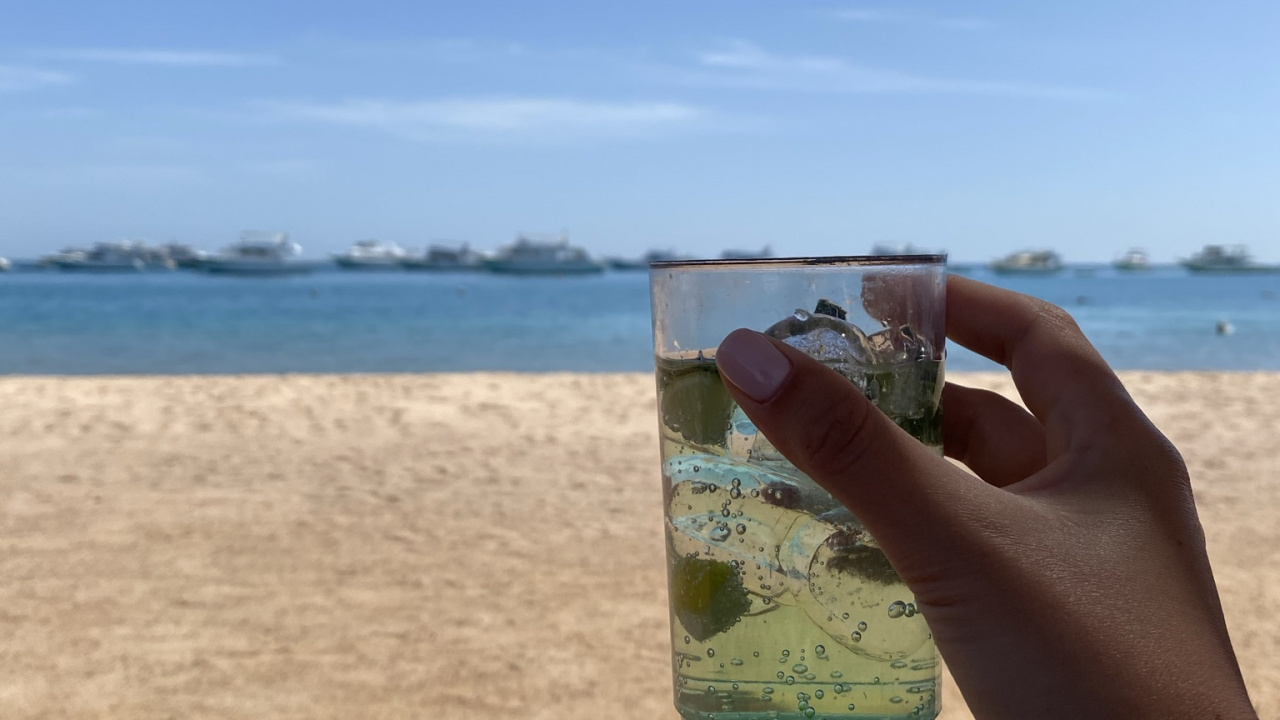 Обои пляж, вода, облако, дневное время, лазурный в разрешении 1280x720