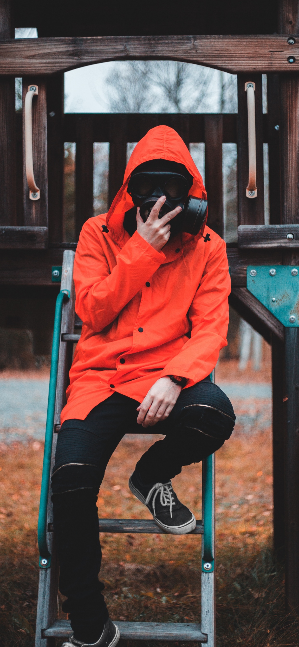 Обои стояние, общественное место, сидящий, отдых, площадка в разрешении 1242x2688