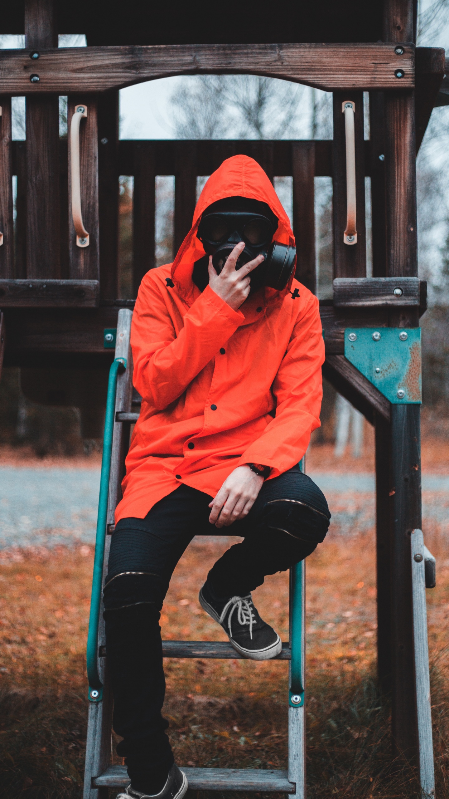 Обои стояние, общественное место, сидящий, отдых, площадка в разрешении 1440x2560