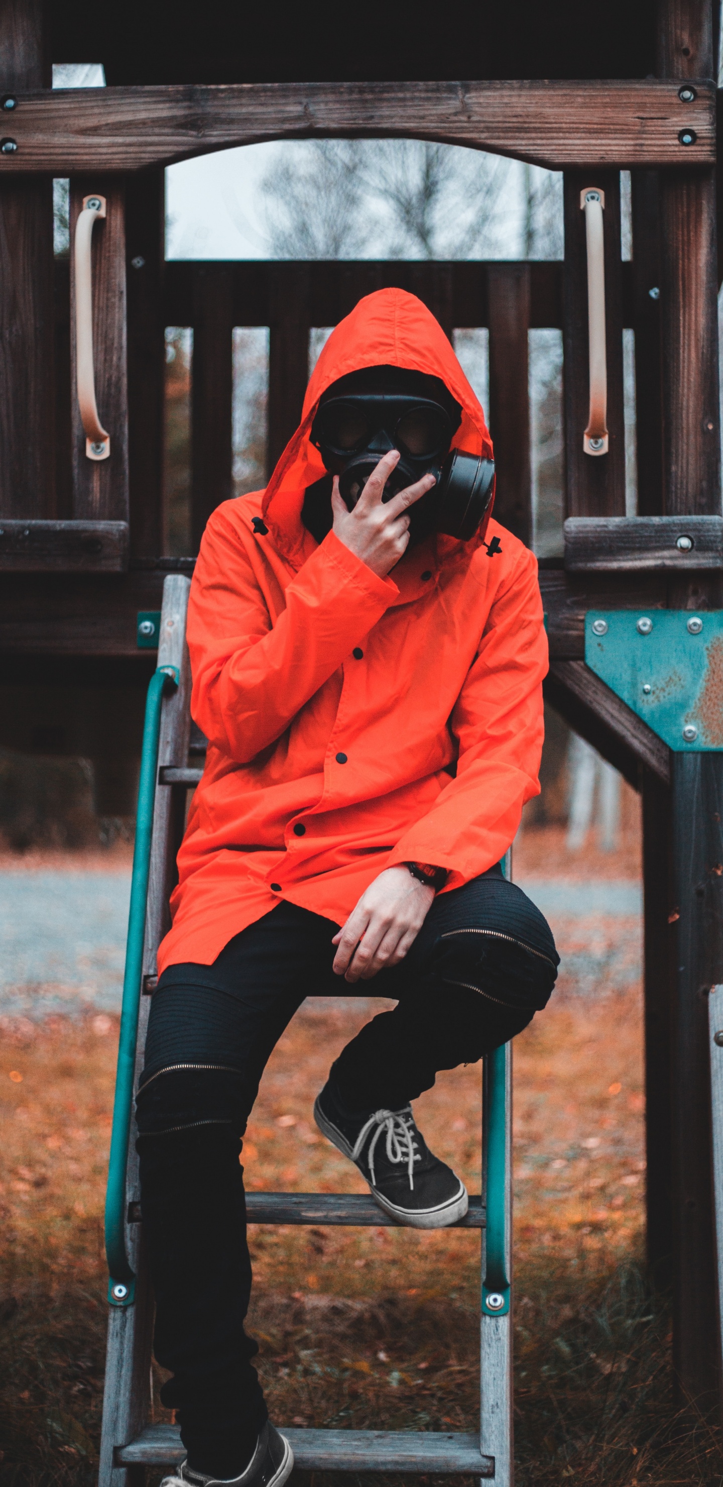 Обои стояние, общественное место, сидящий, отдых, площадка в разрешении 1440x2960