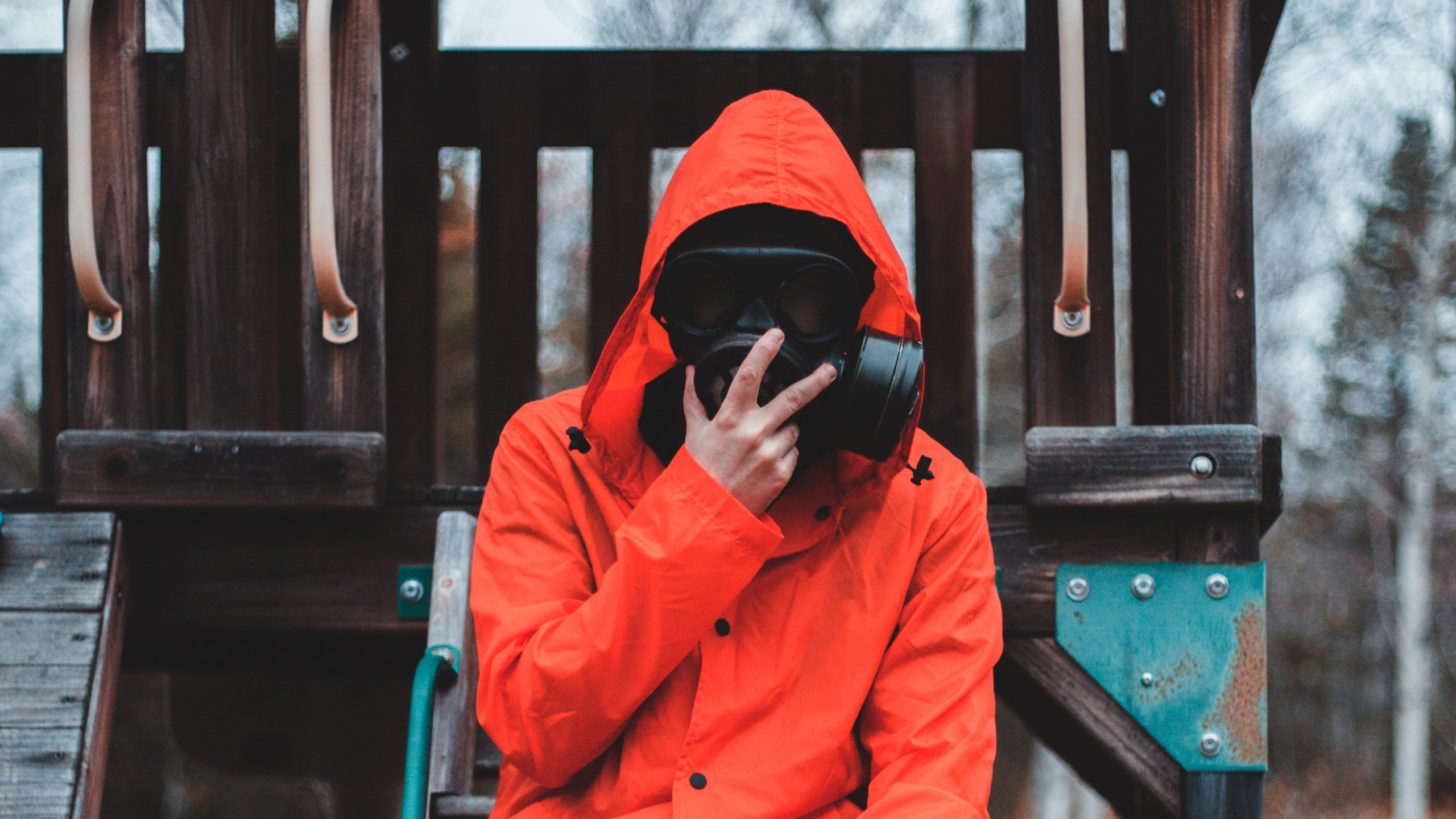 Обои стояние, общественное место, сидящий, отдых, площадка в разрешении 2560x1440