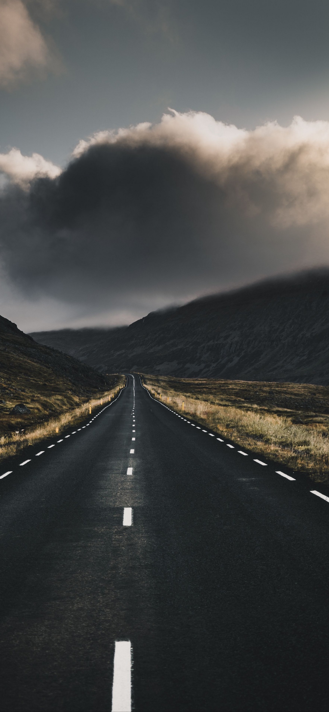 Обои дорога, природа, облако, атмосфера, экорегион в разрешении 1125x2436