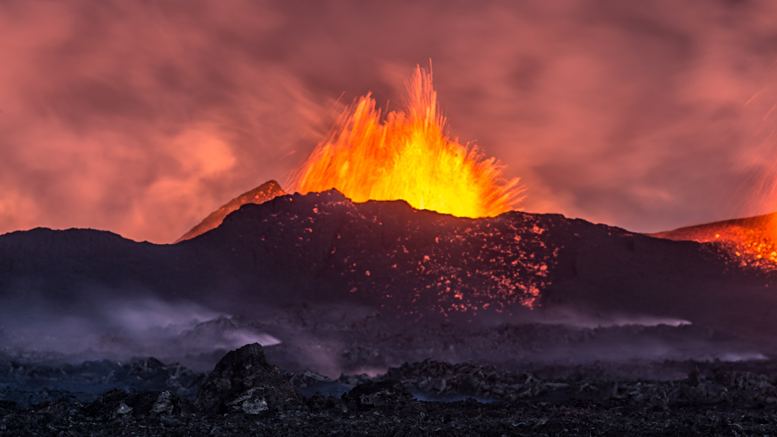 Обои земля, вулкан, лава, вулканического рельефа, типы вулканических извержений в разрешении 2560x1440