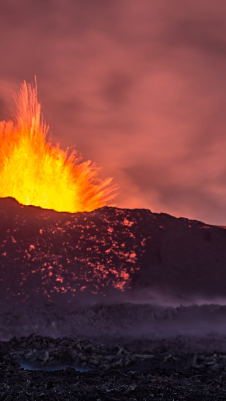 Обои земля, вулкан, лава, вулканического рельефа, типы вулканических извержений в разрешении 720x1280