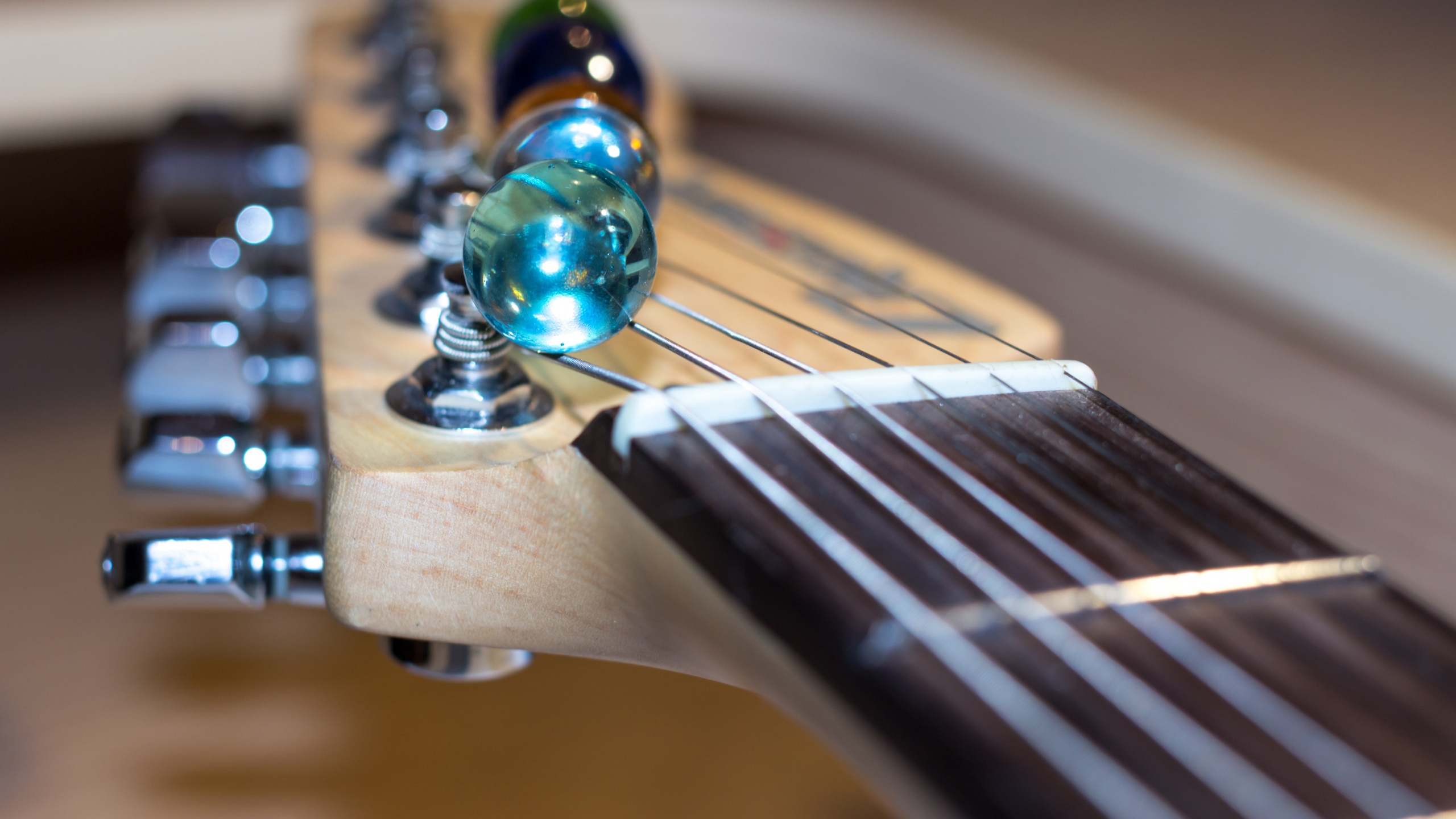 Обои струнный инструмент, электрогитара, гитара, музыкальный инструмент, щипковые струнные инструменты в разрешении 2560x1440