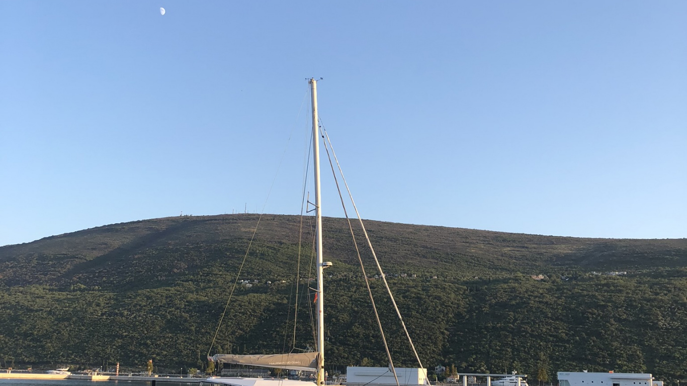 Обои Марина, яхта, вода, мачта, горный рельеф в разрешении 1366x768