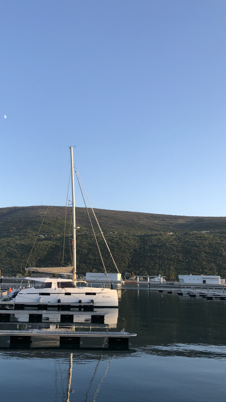 Обои Марина, яхта, вода, мачта, горный рельеф в разрешении 750x1334