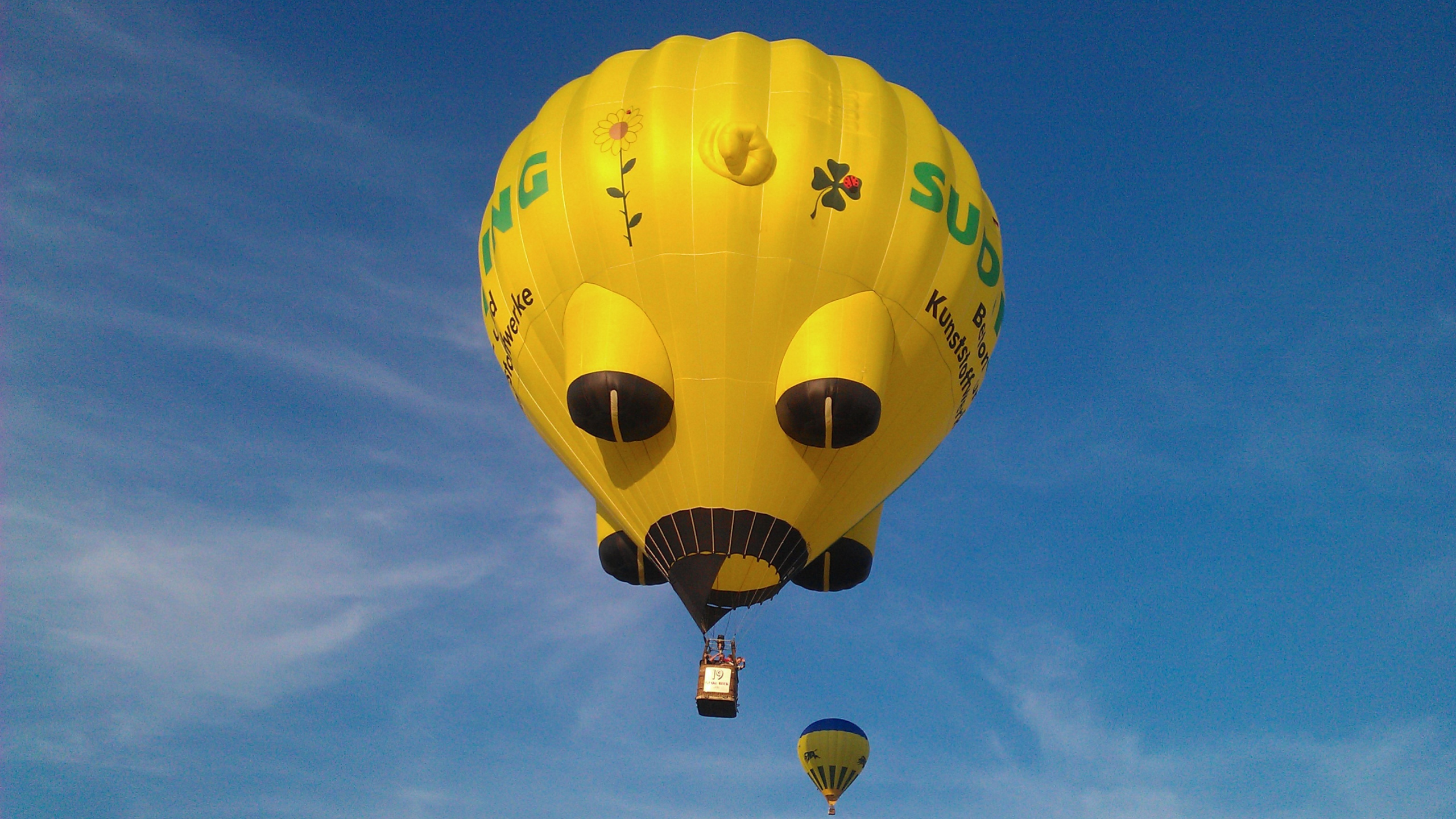 Обои воздушный шарик, полеты на воздушном шаре, желтый, полет, парашютный спорт в разрешении 2560x1440