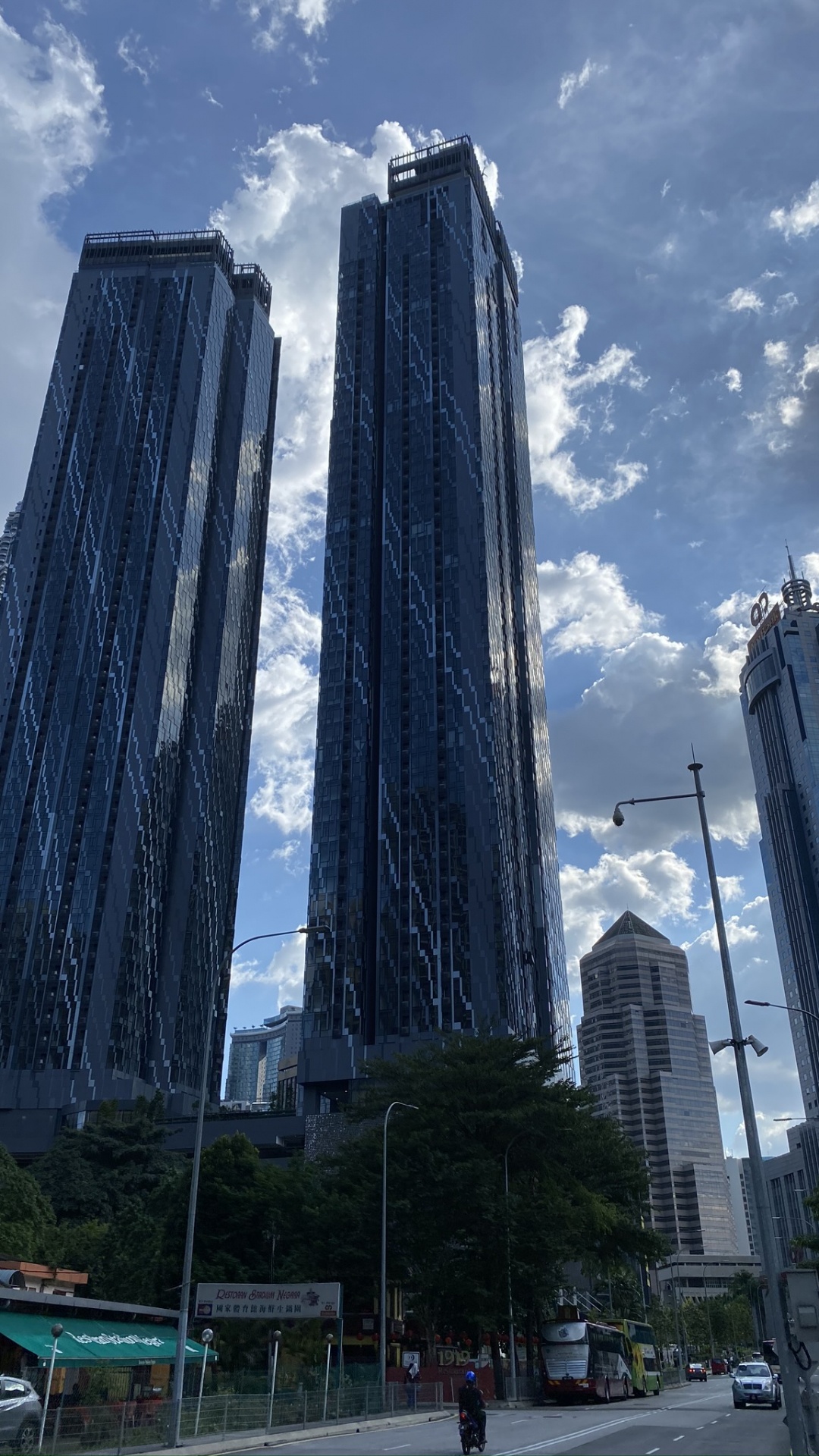 Обои небоскреб, дневное время, башня, инфраструктура, облако в разрешении 1080x1920