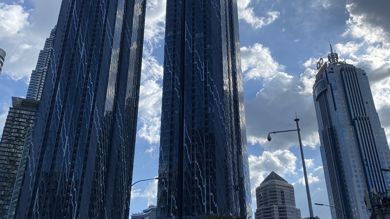 Обои небоскреб, дневное время, башня, инфраструктура, облако в разрешении 1366x768