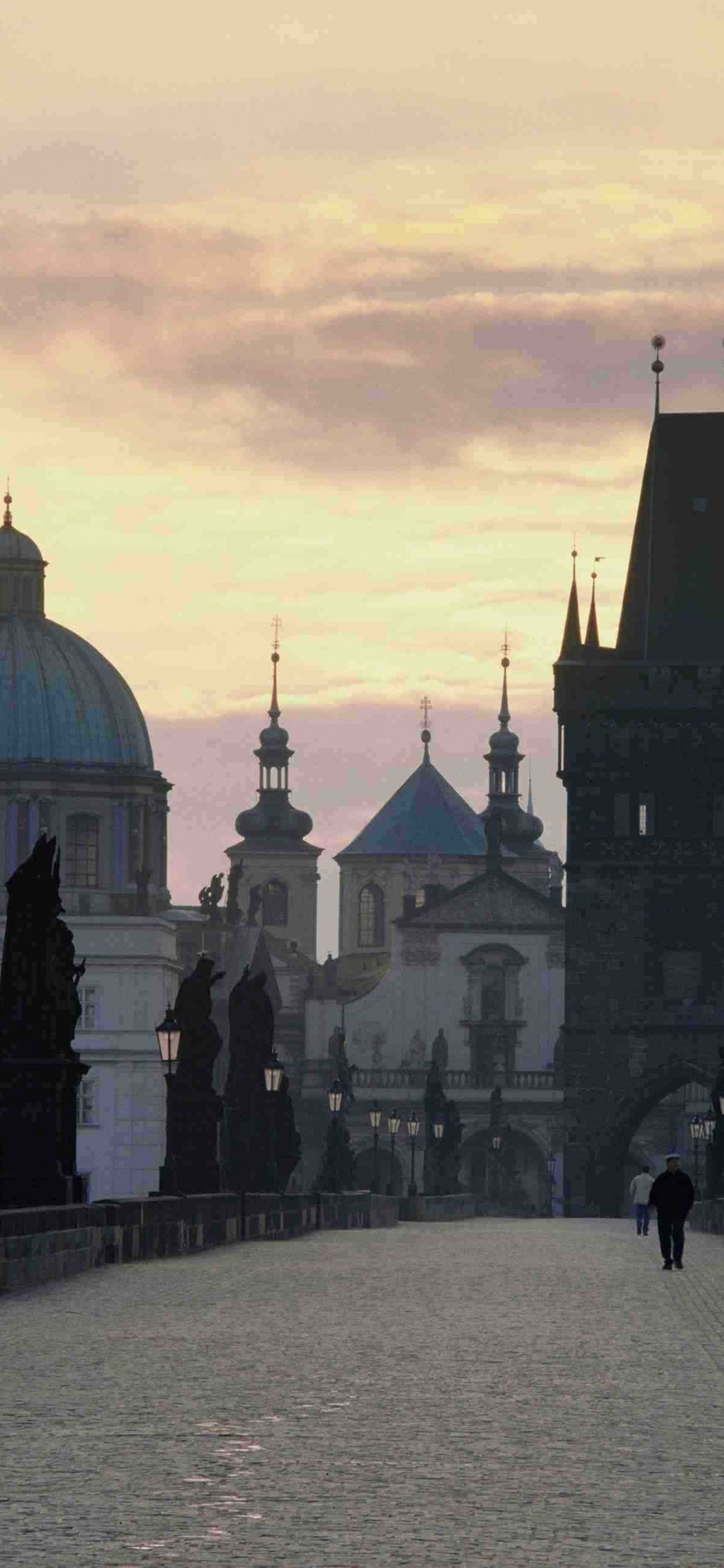 Обои достопримечательность, Карлов мост, историческое место, здание, небо в разрешении 1125x2436