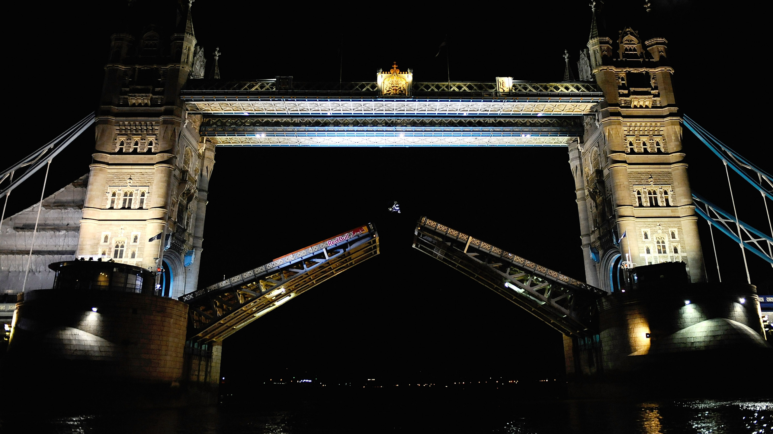 Обои тауэрский мост, лондонский Тауэр, Фристайл мотокросс, ночь, архитектура в разрешении 2560x1440
