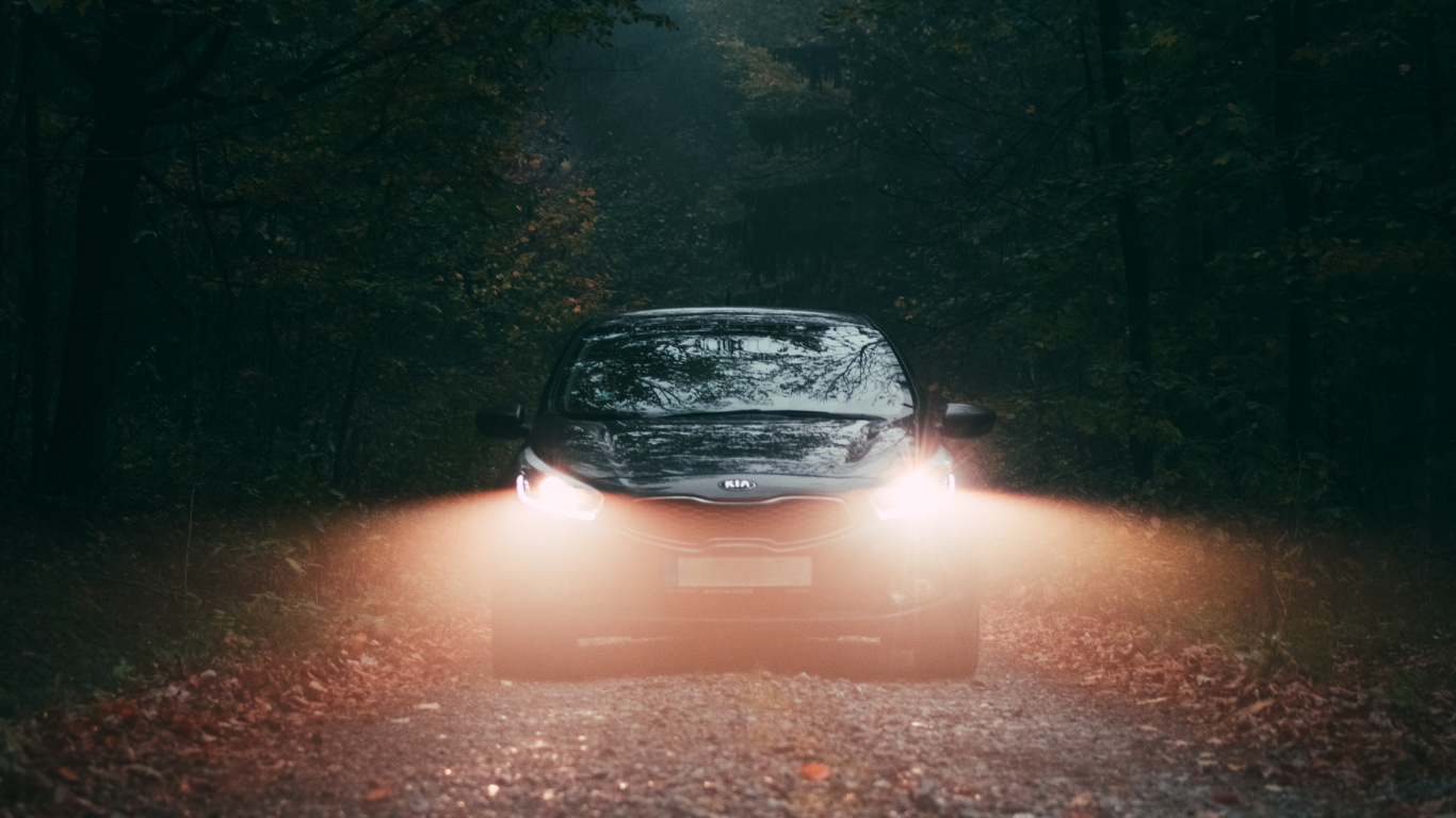 Обои яблоко, ночь, автомобильное освещение, авто, автомобильный экстерьер в разрешении 1366x768