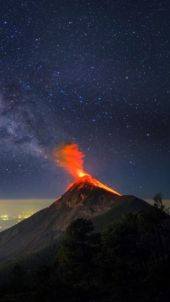 Обои Млечный Путь, вулкан, Галактика, природа, ночь в разрешении 720x1280