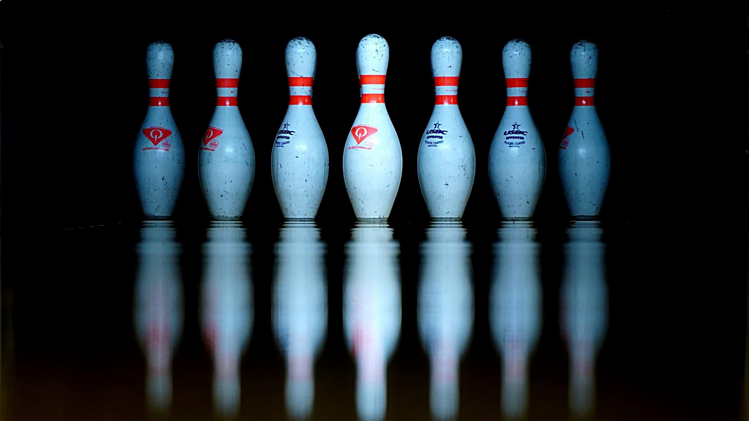 Обои шар для боулинга, мяч, спортивный инвентарь, индивидуальный вид спорта, метраж в разрешении 2560x1440