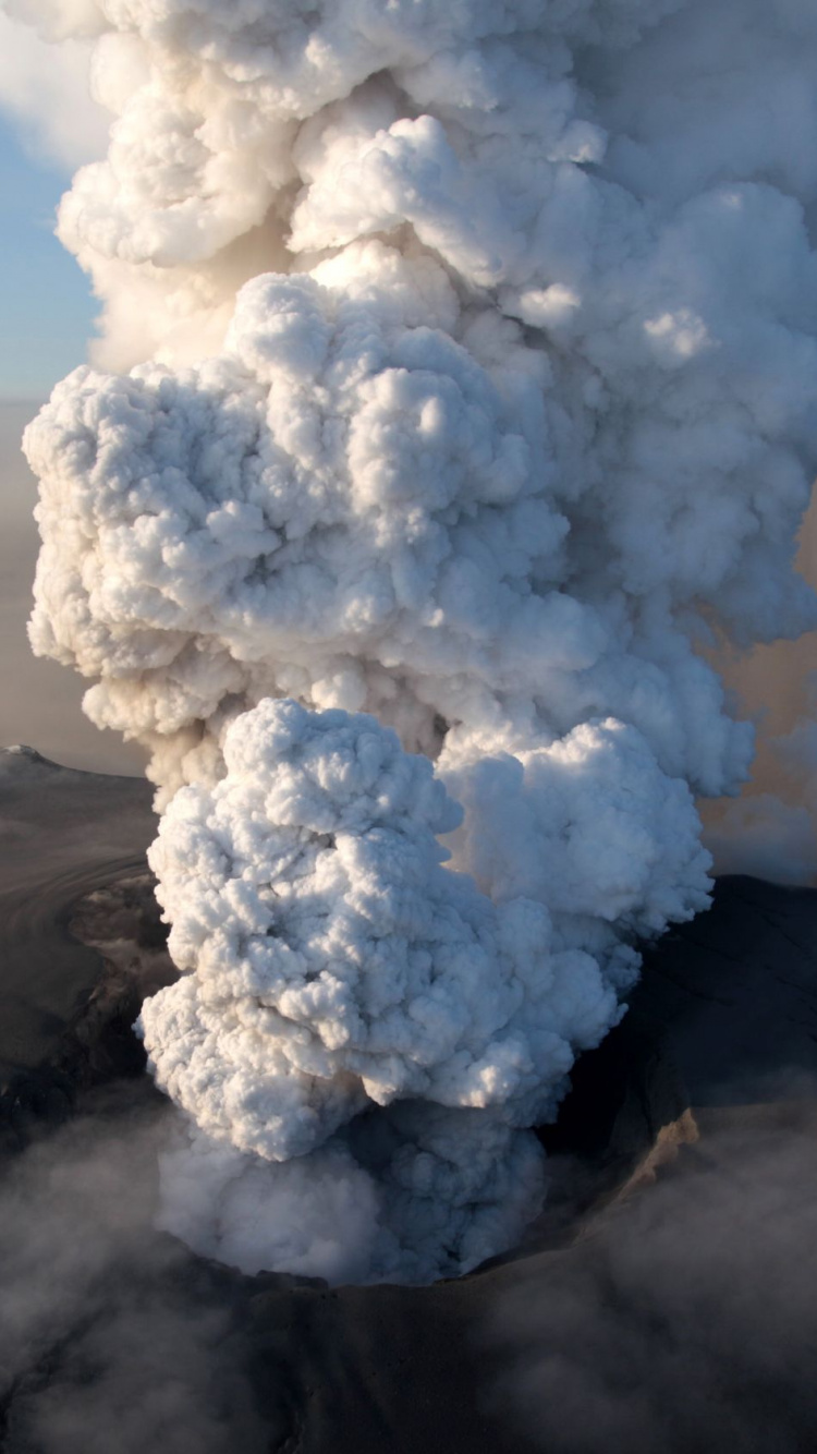 Обои вулкан, вулканический пепел, вулканического рельефа, атмосфера, типы вулканических извержений в разрешении 750x1334