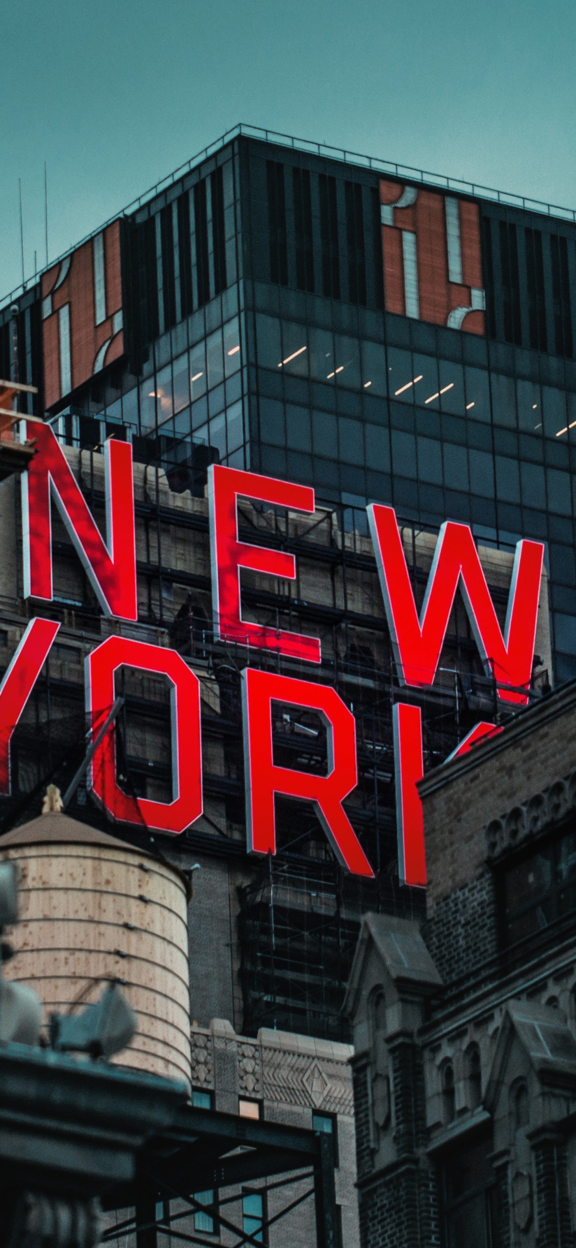 Обои городской район, красный цвет, архитектура, здание, ориентир в разрешении 1125x2436