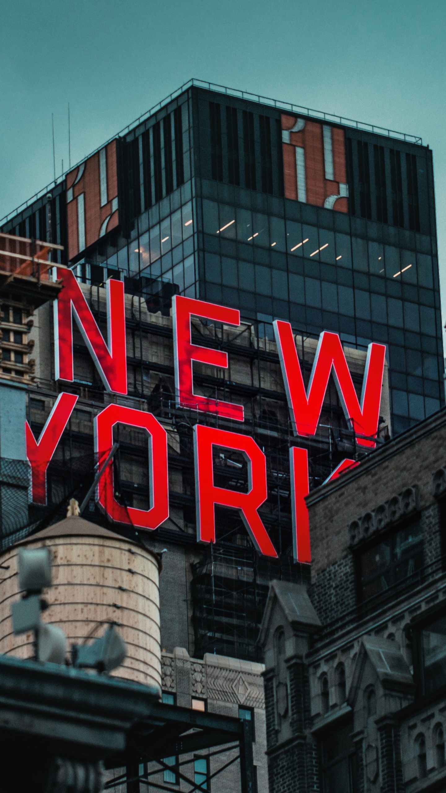 Обои городской район, красный цвет, архитектура, здание, ориентир в разрешении 1440x2560