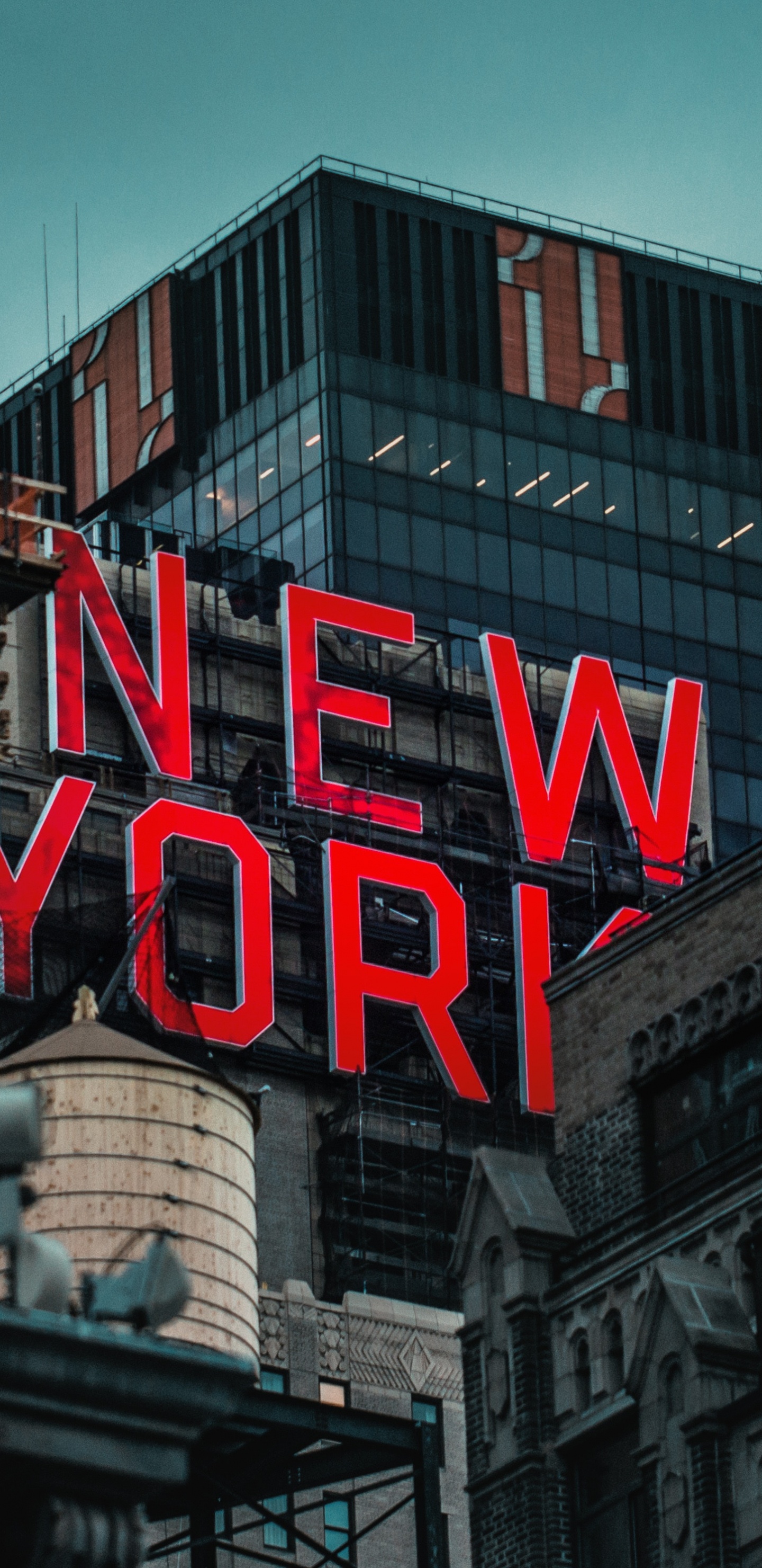 Обои городской район, красный цвет, архитектура, здание, ориентир в разрешении 1440x2960