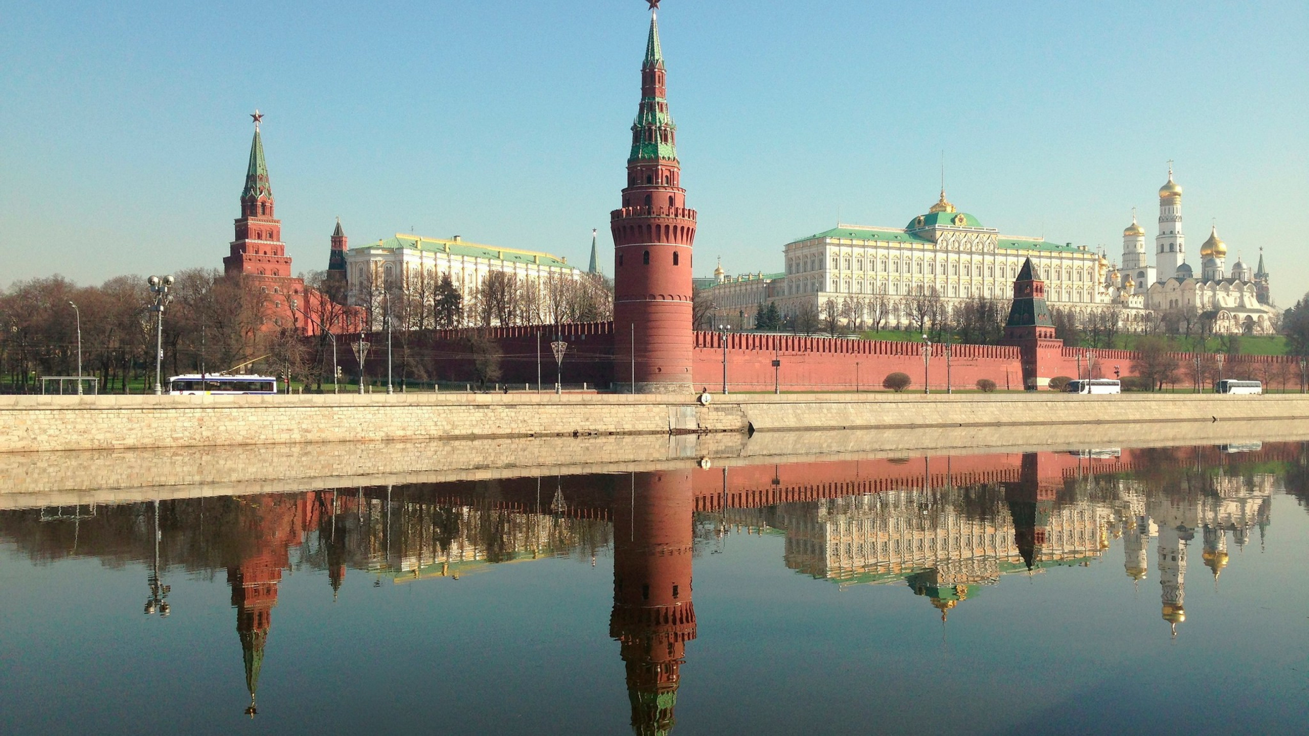 Москва на весь экран. Россия Московский Кремль. Москва Кремль красная площадь. Водовзводная башня Московского Кремля. Кремлин Москва.