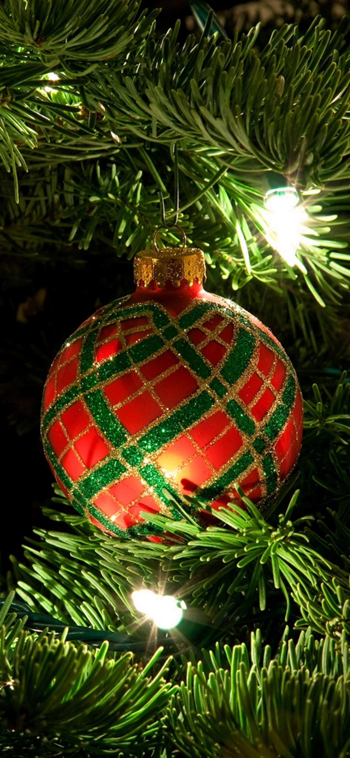 Обои Рождественский день, рождественский орнамент, Рождество, Рождественские украшения, елка в разрешении 1125x2436