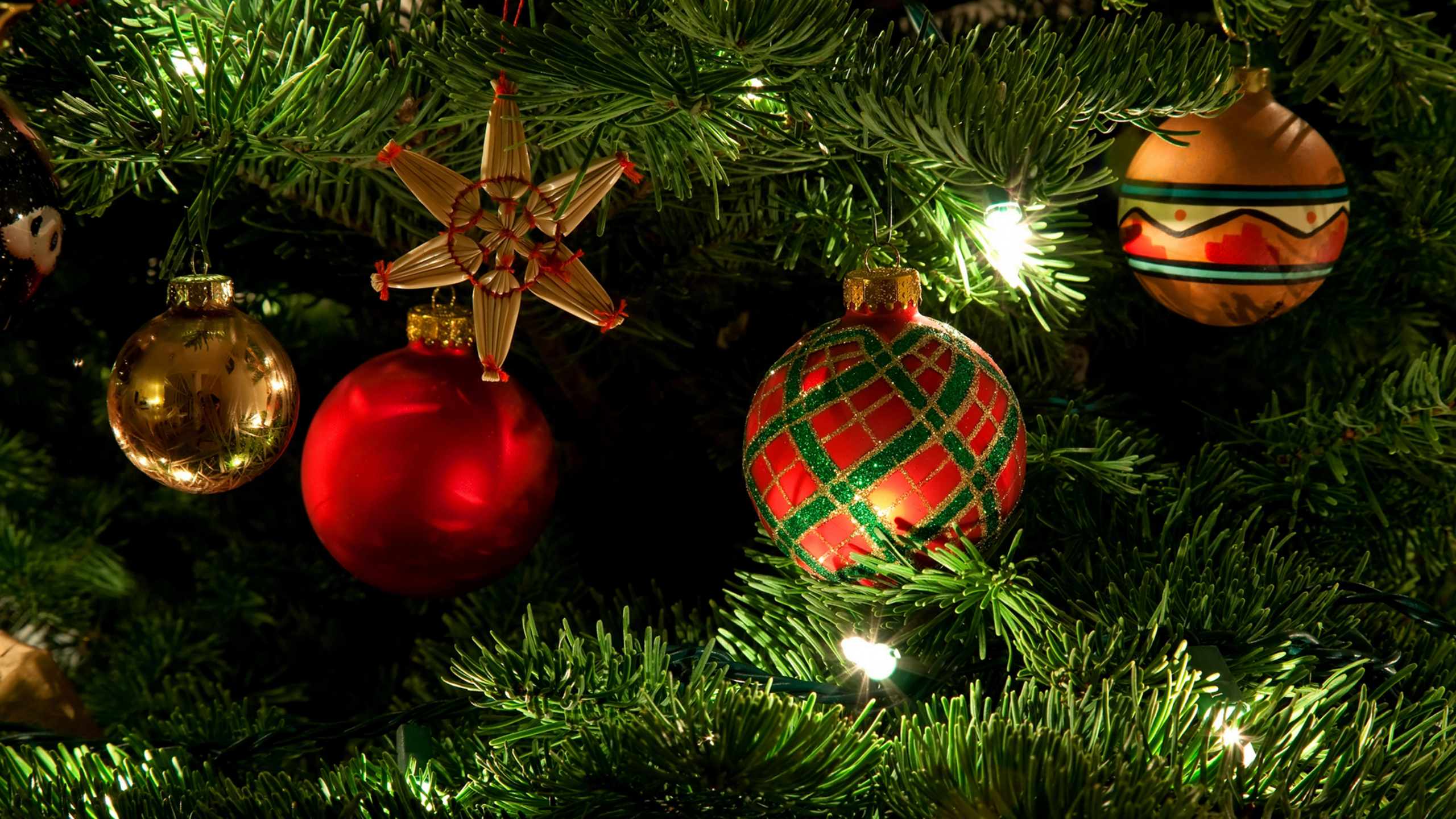 Обои Рождественский день, рождественский орнамент, Рождество, Рождественские украшения, елка в разрешении 2560x1440
