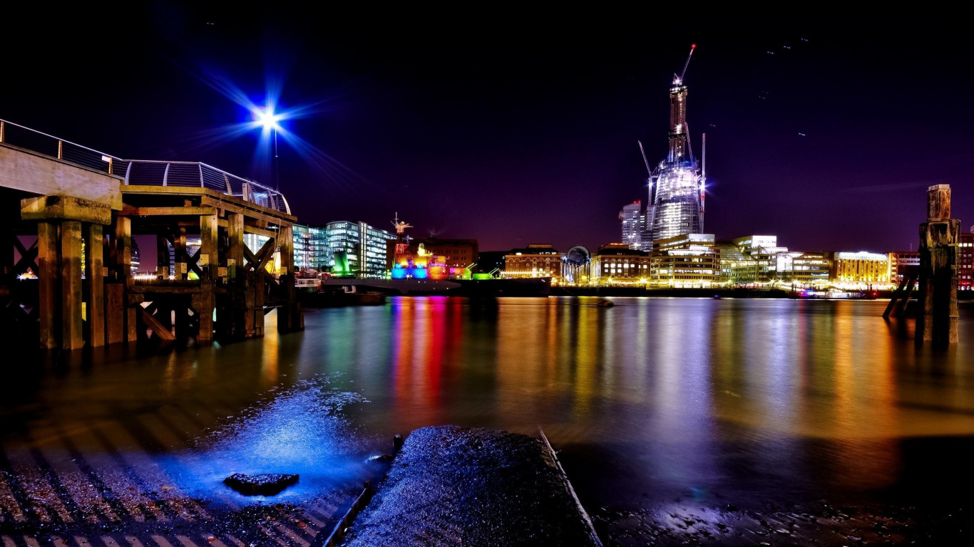 Обои отражение, ночь, город, вода, ориентир в разрешении 1366x768