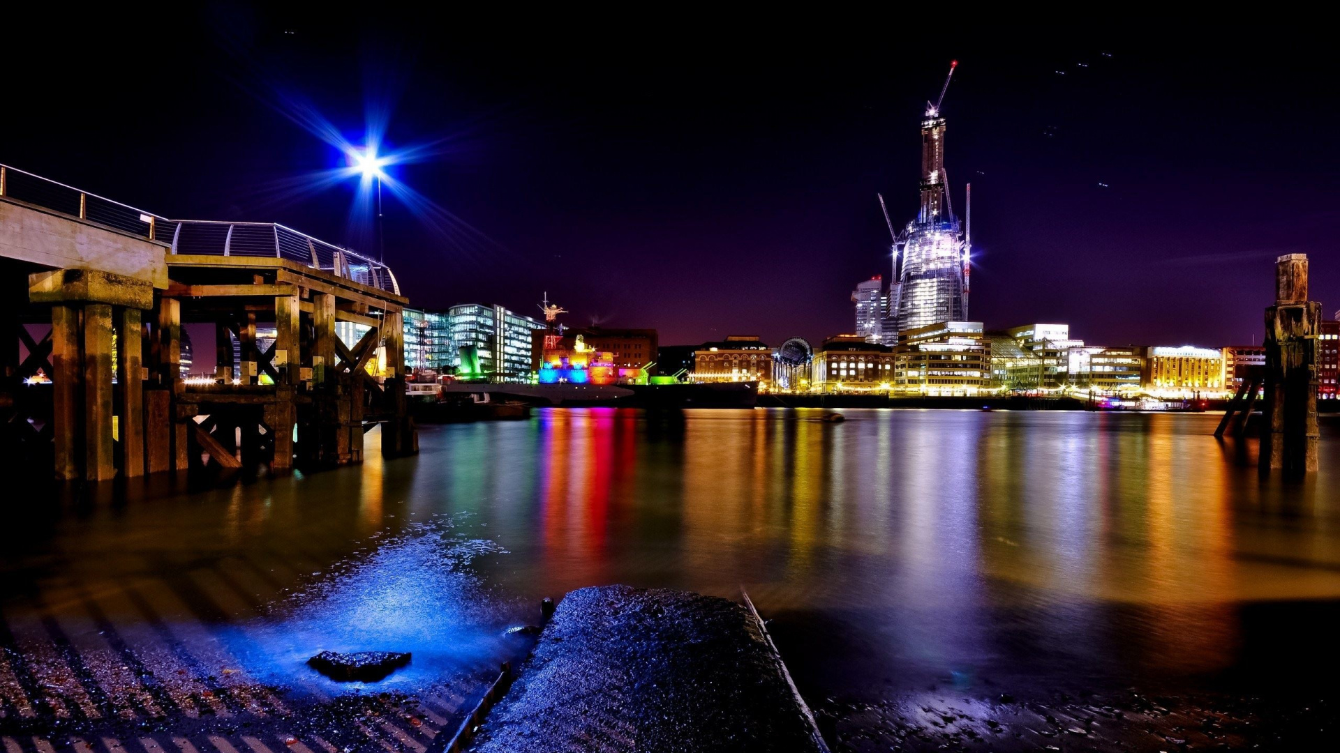 Обои отражение, ночь, город, вода, ориентир в разрешении 1920x1080