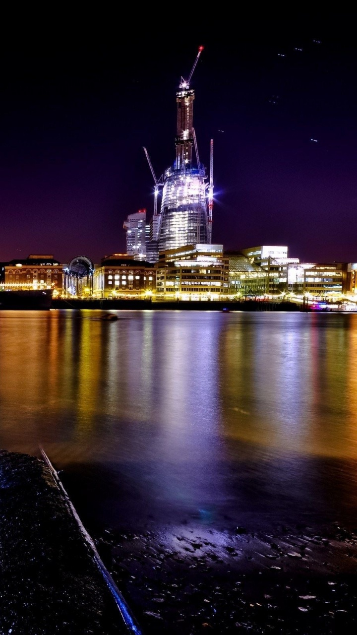 Обои отражение, ночь, город, вода, ориентир в разрешении 720x1280