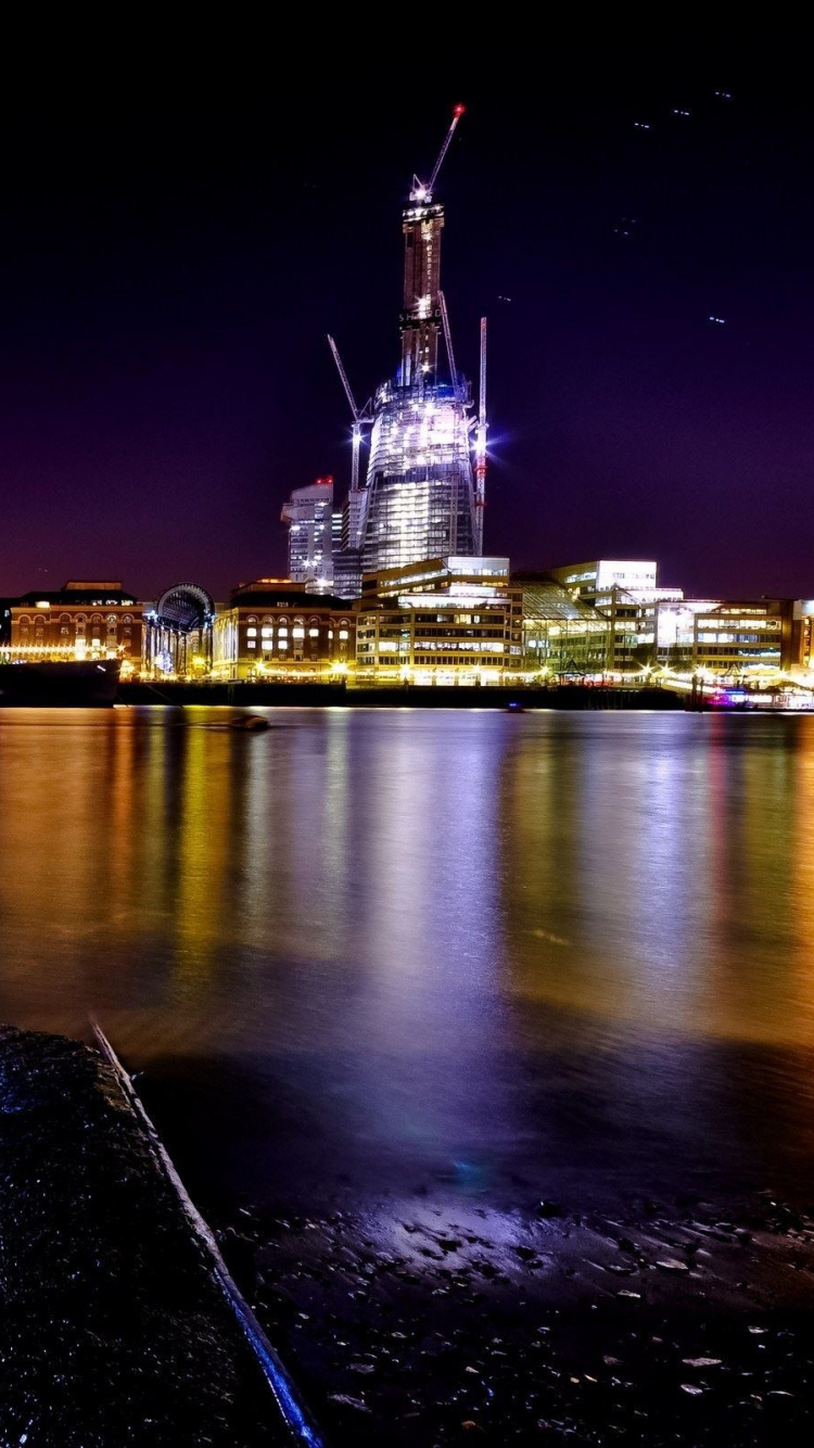 Обои отражение, ночь, город, вода, ориентир в разрешении 750x1334