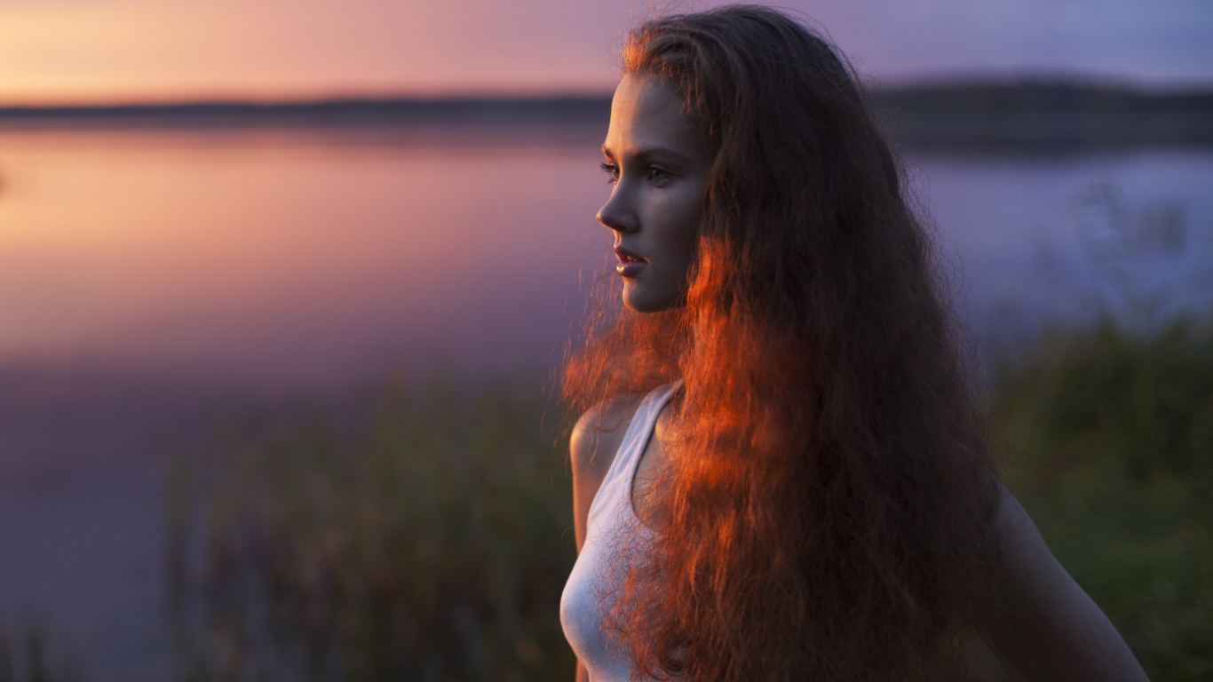 Обои длинные волосы, солнечный свет, девушка, дерево, женщина в разрешении 1366x768