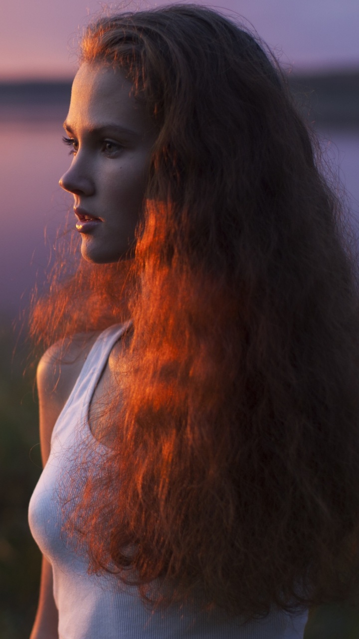 Обои длинные волосы, солнечный свет, девушка, дерево, женщина в разрешении 720x1280