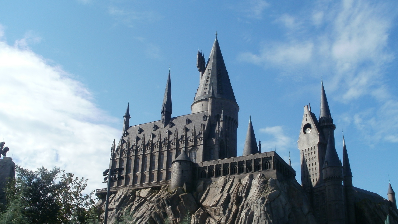 Обои Волшебный мир Гарри Поттера, готическая архитектура, замок, здание, средневековая архитектура в разрешении 1280x720