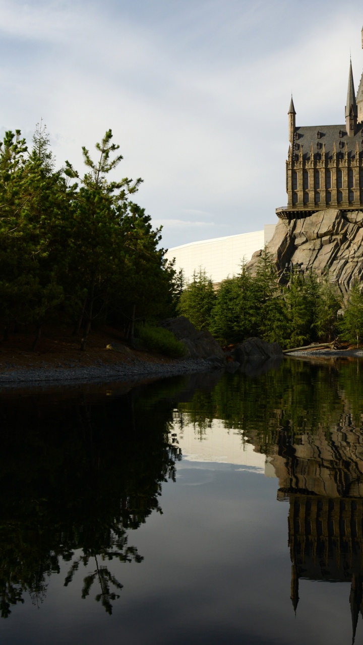 Обои Универсальные Студии Японии, Волшебный мир Гарри Поттера, Гарри Поттер, парк развлечений, отражение в разрешении 720x1280