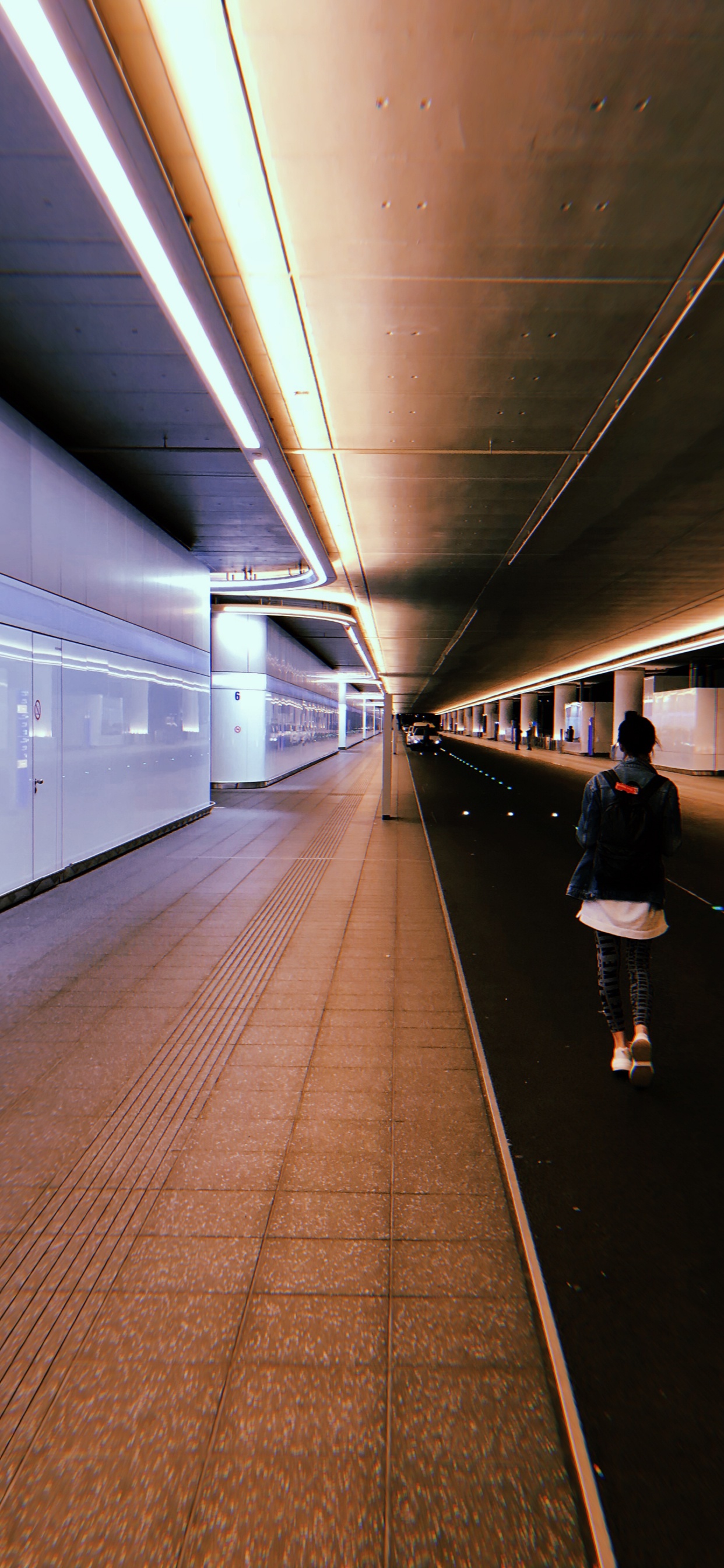 Обои скоростной транспорт, освещение, свет, инфраструктура, потолок в разрешении 1242x2688