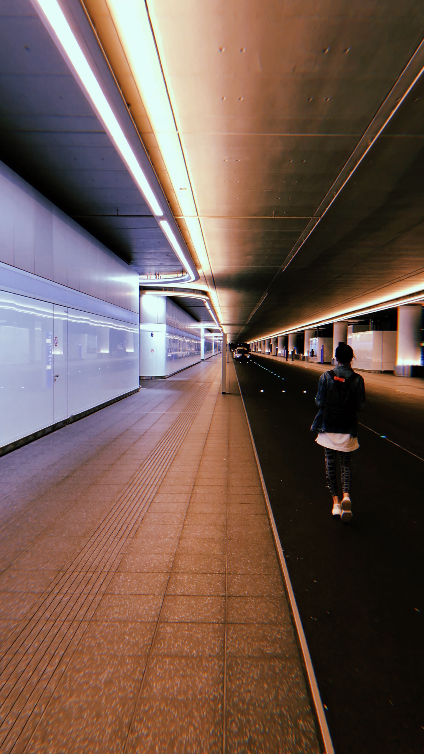 Обои скоростной транспорт, освещение, свет, инфраструктура, потолок в разрешении 1440x2560