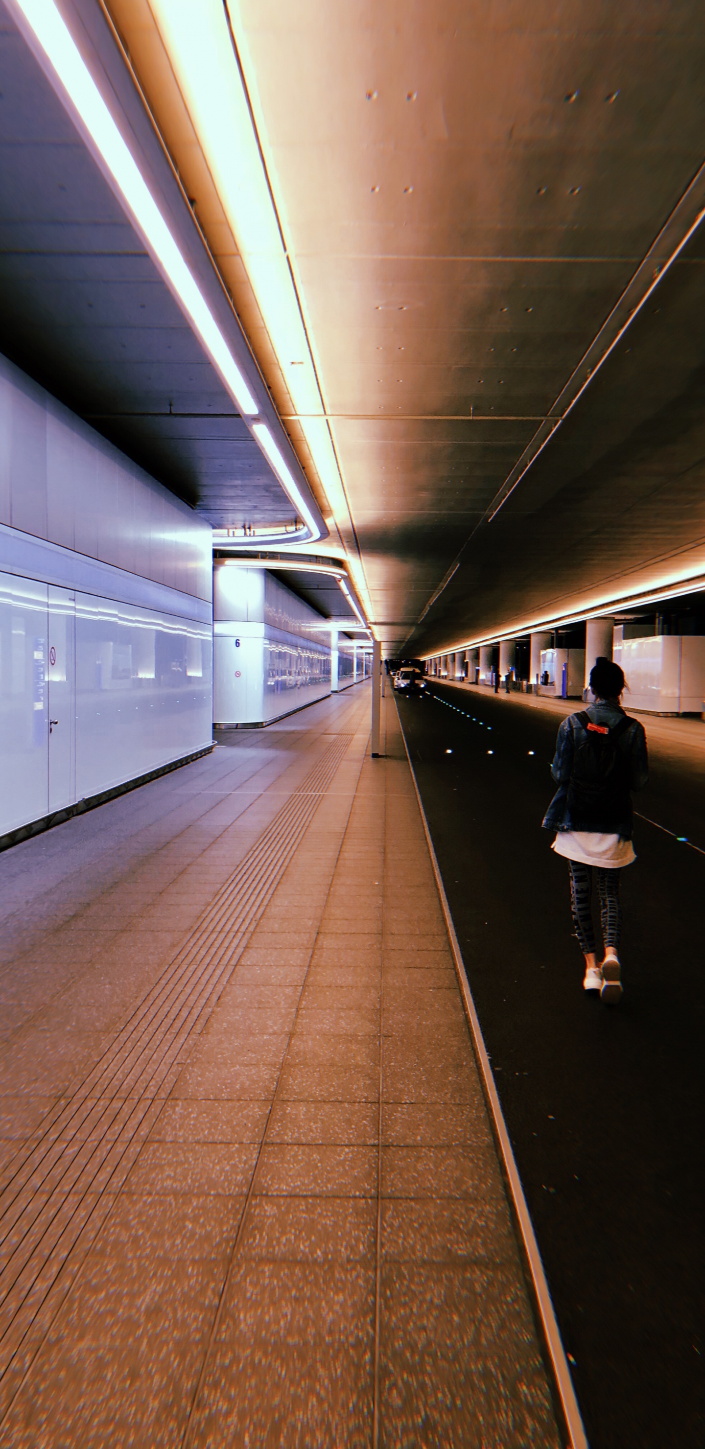 Обои скоростной транспорт, освещение, свет, инфраструктура, потолок в разрешении 1440x2960