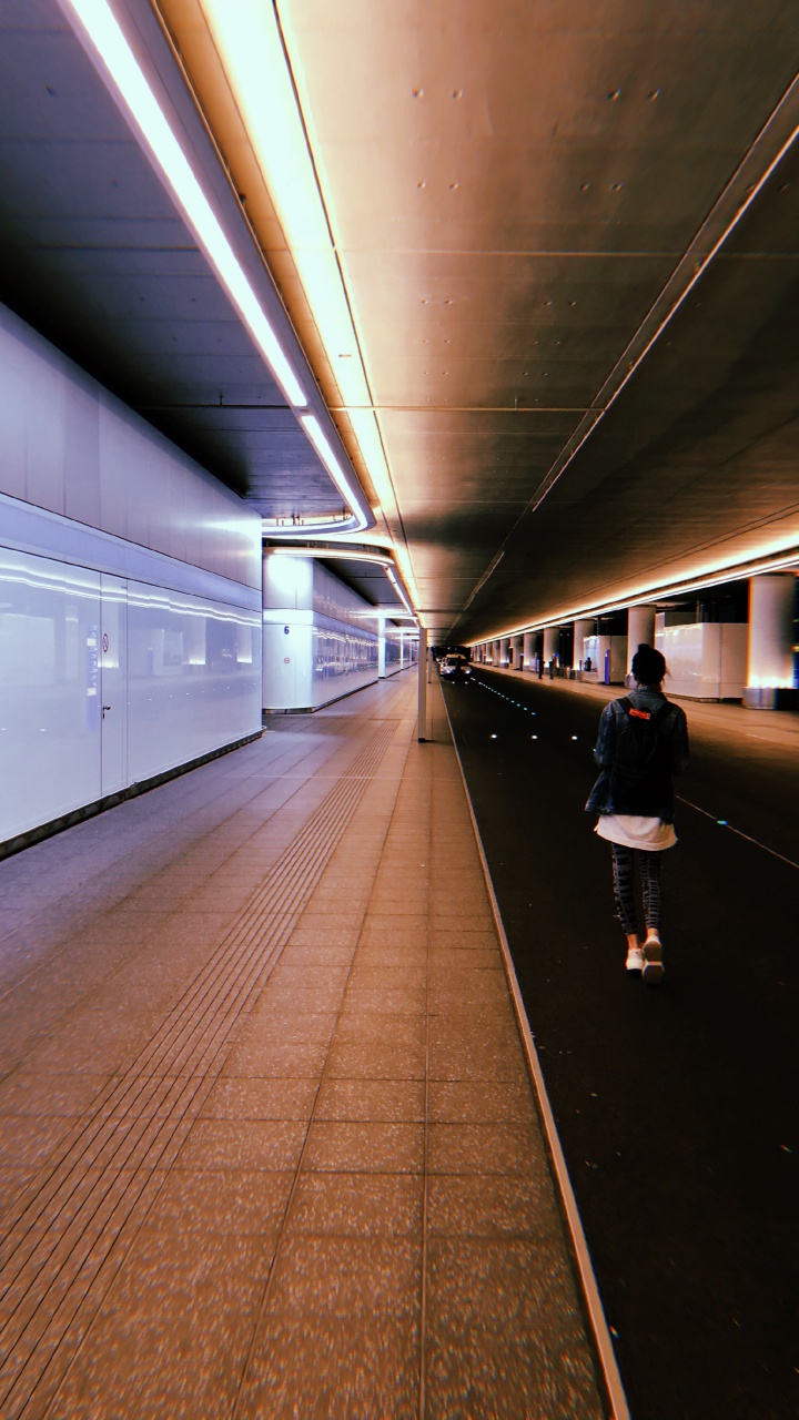 Обои скоростной транспорт, освещение, свет, инфраструктура, потолок в разрешении 720x1280