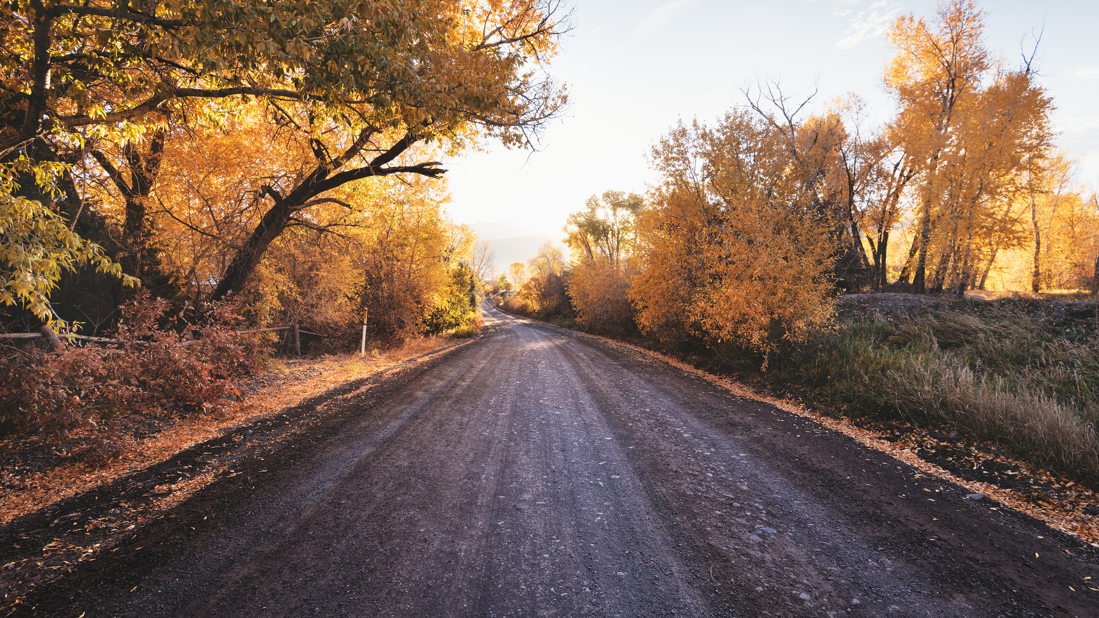 Обои осень, дорога, тропа серы на фоне неба, дорожное путешествие, транспорт в разрешении 3840x2160