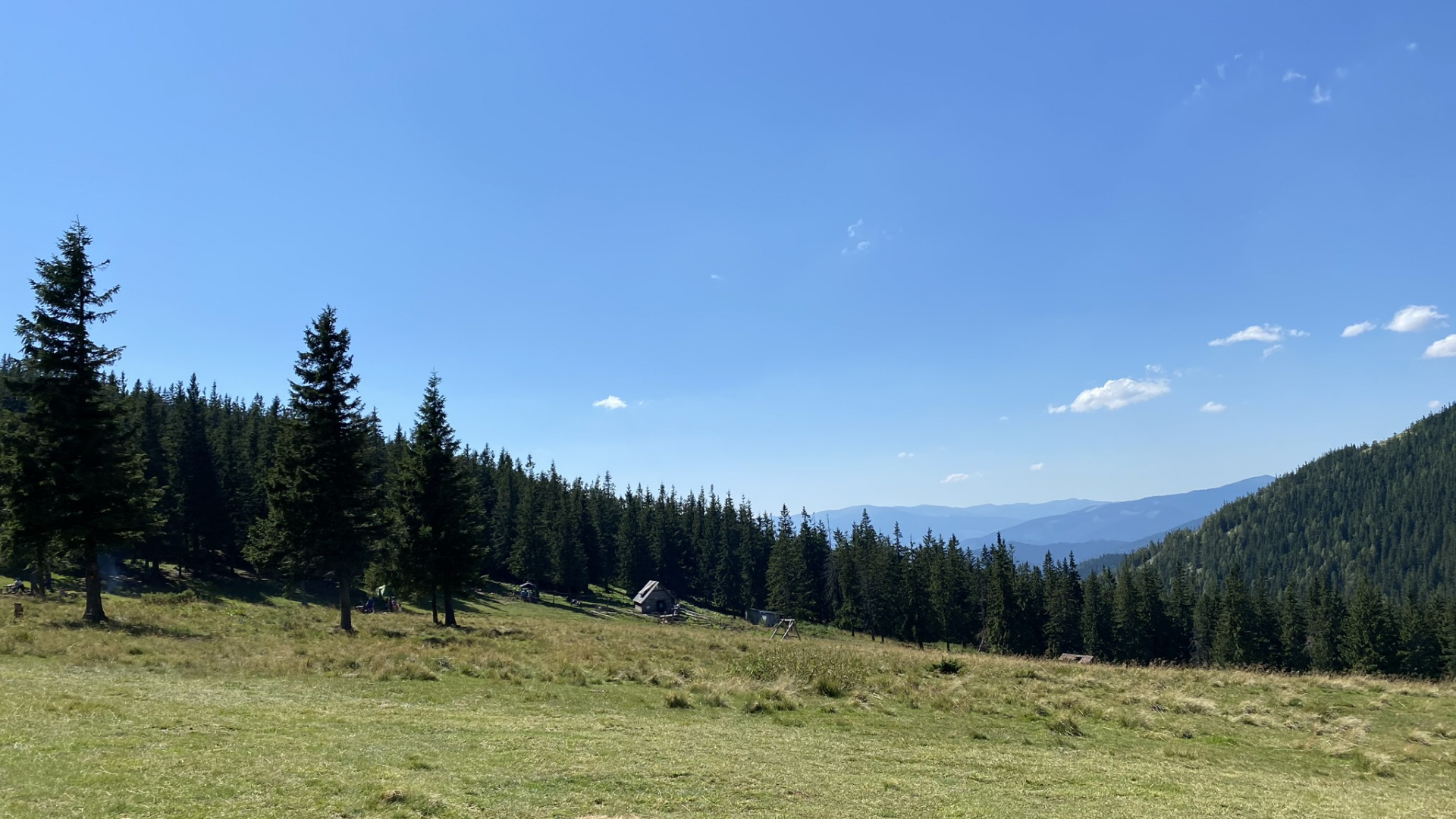 Обои водоем, дорога, горный рельеф, природа, растительность в разрешении 1920x1080