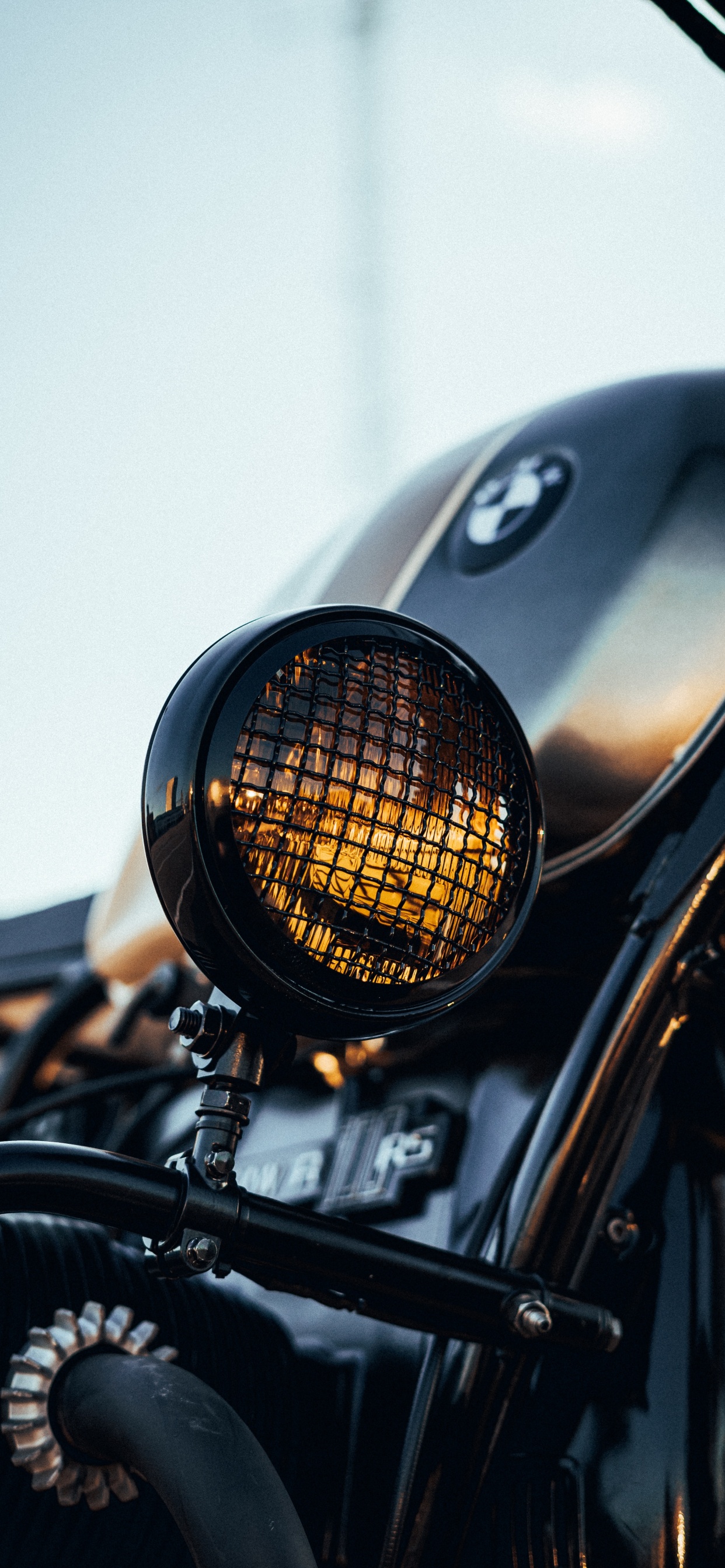 Обои старинная машина, трафик, БМВ моторрад, мотоцикл, автомобильное освещение в разрешении 1242x2688