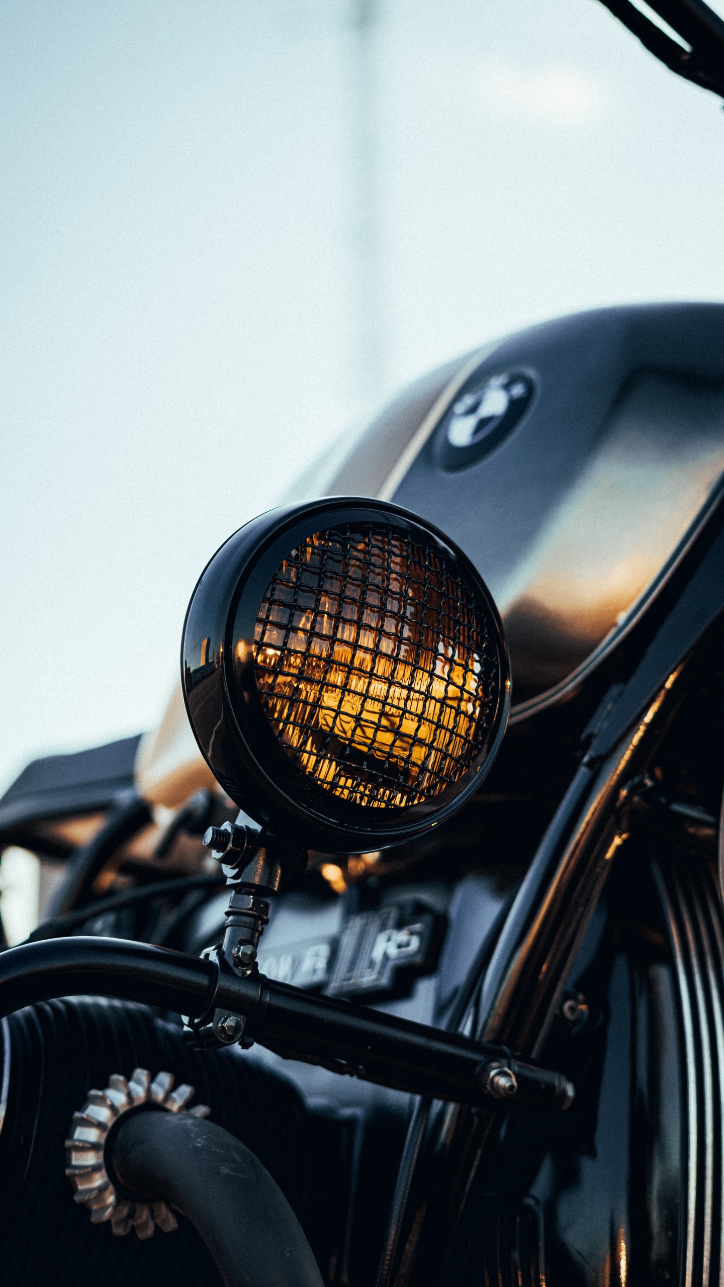 Обои старинная машина, трафик, БМВ моторрад, мотоцикл, автомобильное освещение в разрешении 1440x2560