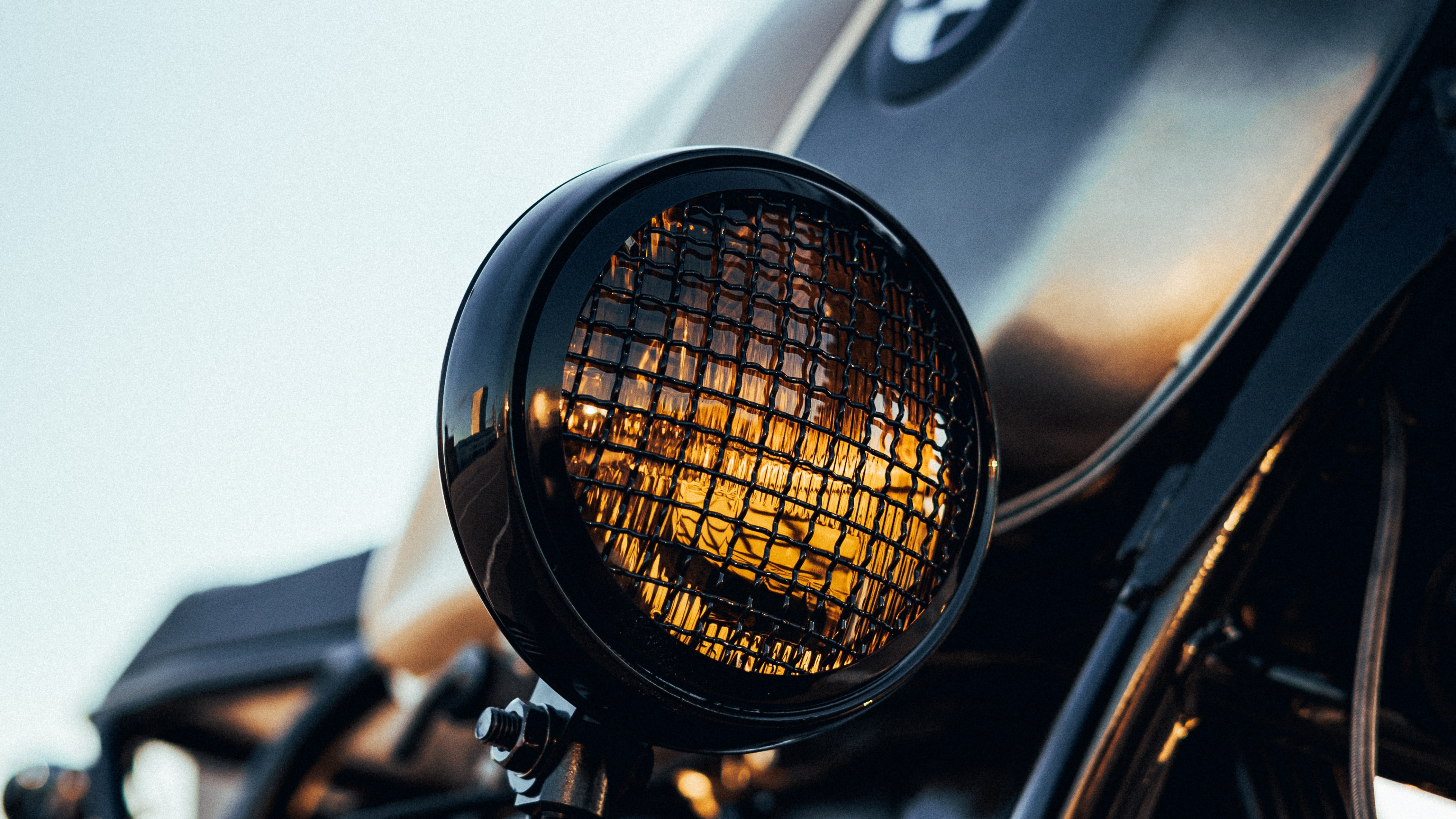 Обои старинная машина, трафик, БМВ моторрад, мотоцикл, автомобильное освещение в разрешении 3840x2160