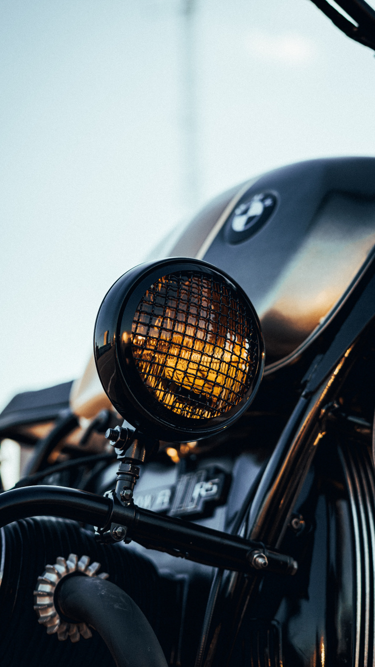 Обои старинная машина, трафик, БМВ моторрад, мотоцикл, автомобильное освещение в разрешении 750x1334